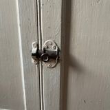 Buffet bas ancien en bois patiné avec plateau en tôle émaillée