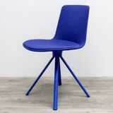 Chaise Lottus Spin en tissu bleu, Enea
