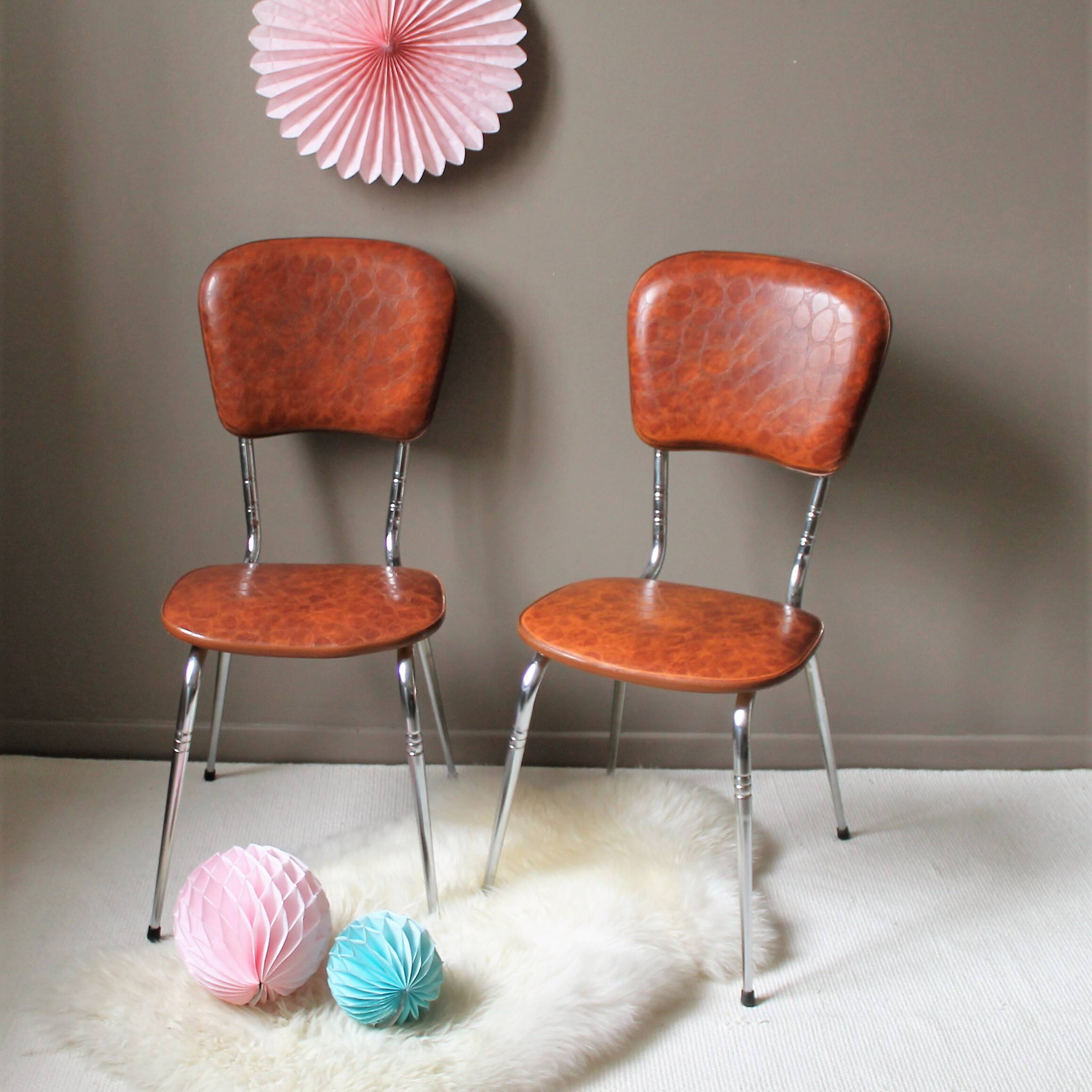 Lot de 2 chaises vintage skaï & piètement chromé