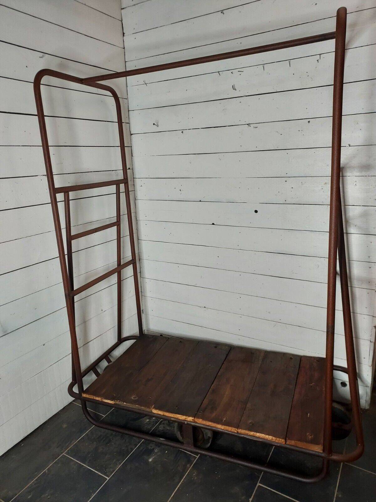 chariot industriel en fer et bois , portant