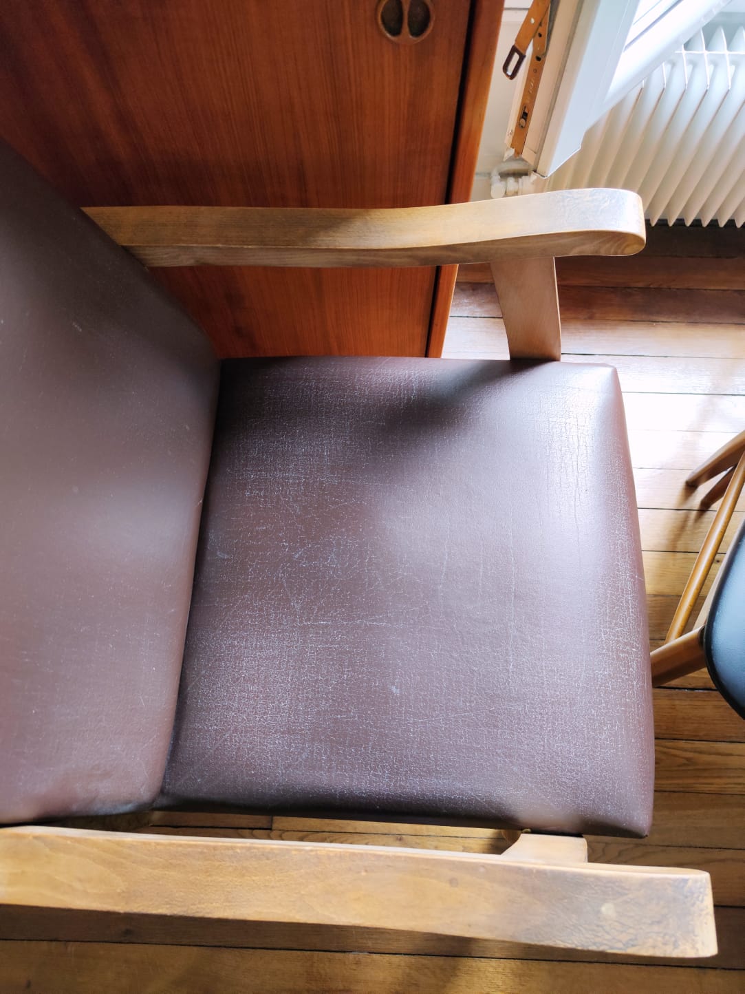 Paire de fauteuils moleskine marron