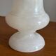 Vase forme Médicis en albâtre