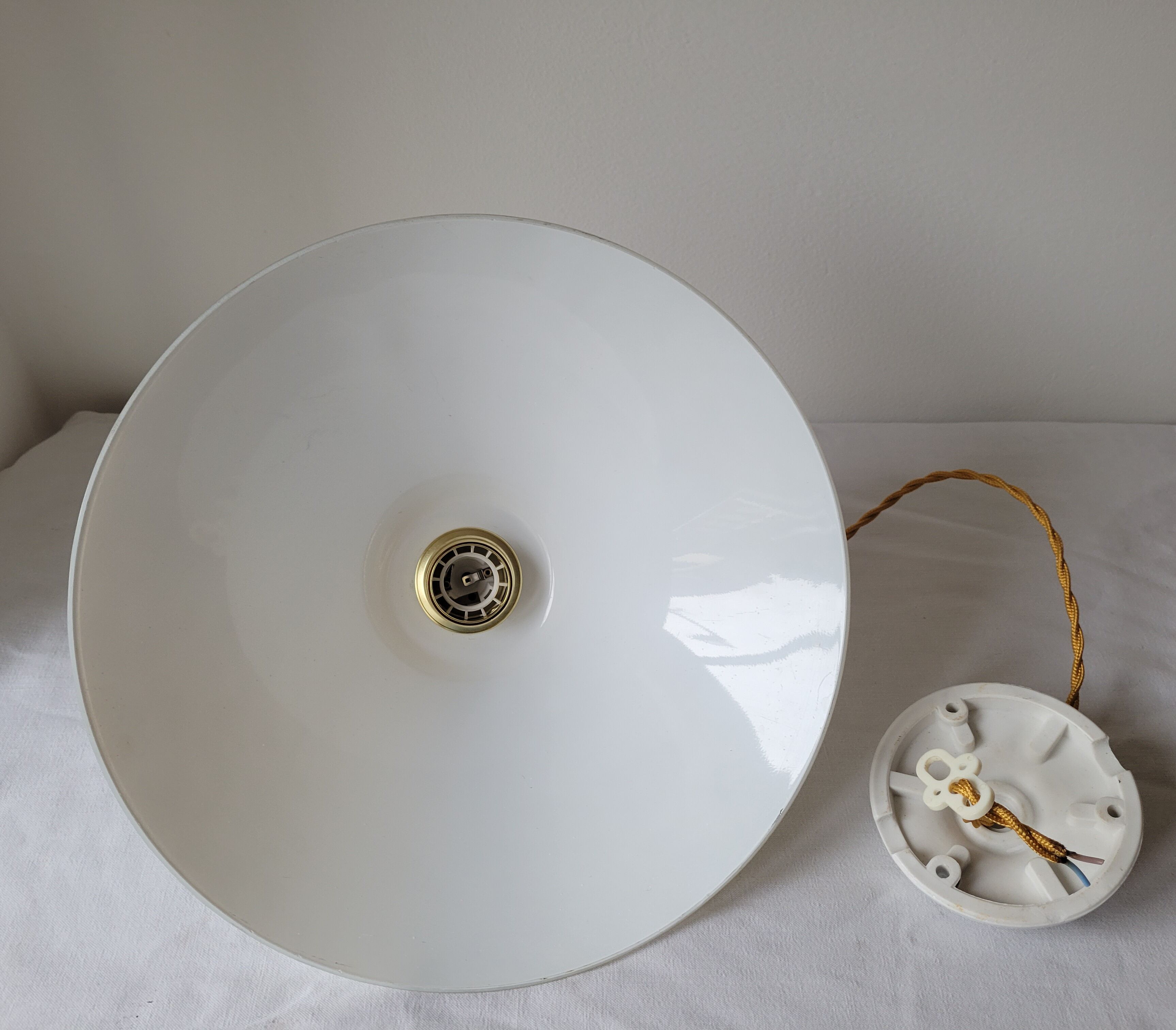 Conical suspension in white opaline