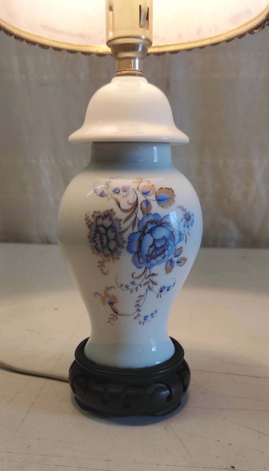 Table lamp in porcelain with floral decoration - mid 20th century.