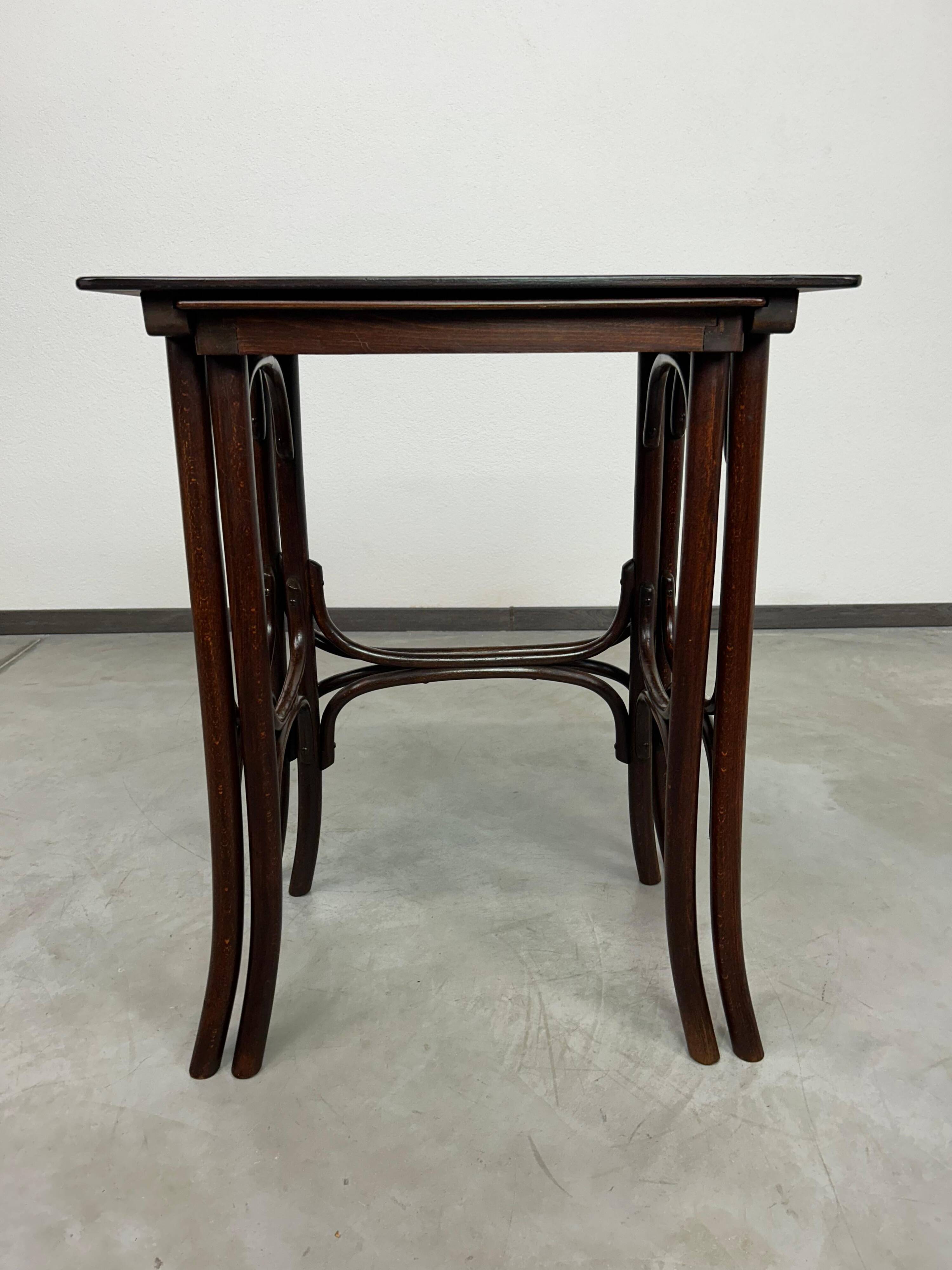 Nest tables Thonet