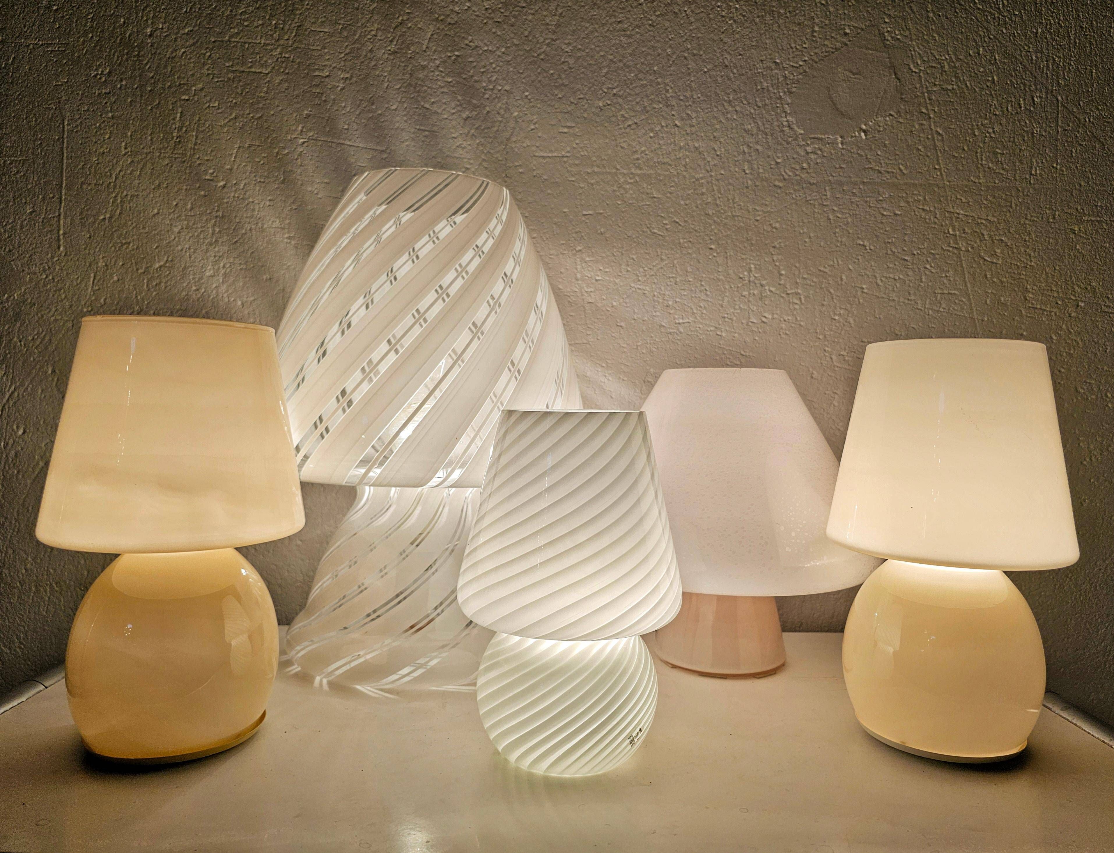 Set of 5 Mid-Century Modern mushroom table lamps in Murano glass.