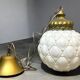 Lampe suspendue en verre blanc de style Régence