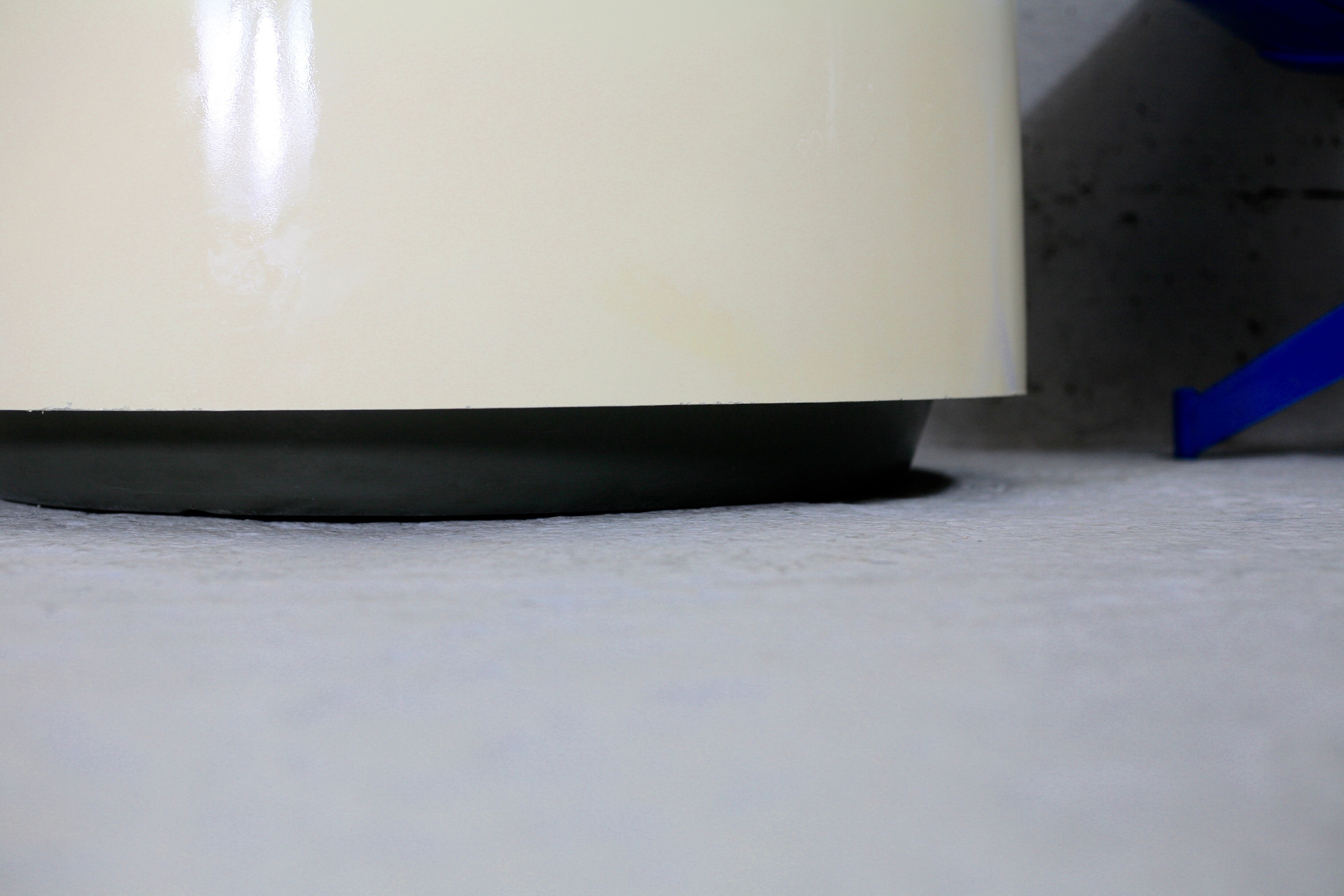 Important cylindrical planter in cream lacquered fiberglass, circa 1970