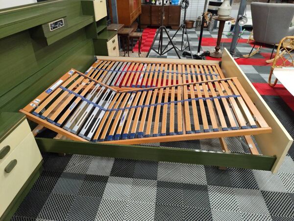 Grand lit vintage avec mobilier tête de lit et radio incorporé