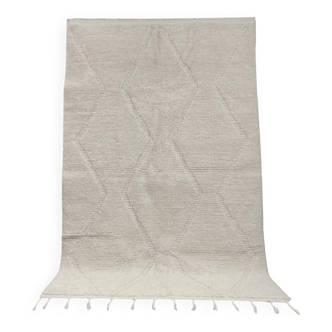 Beni Ouarain Berber rug in diamond pattern • Minimalist white elegance