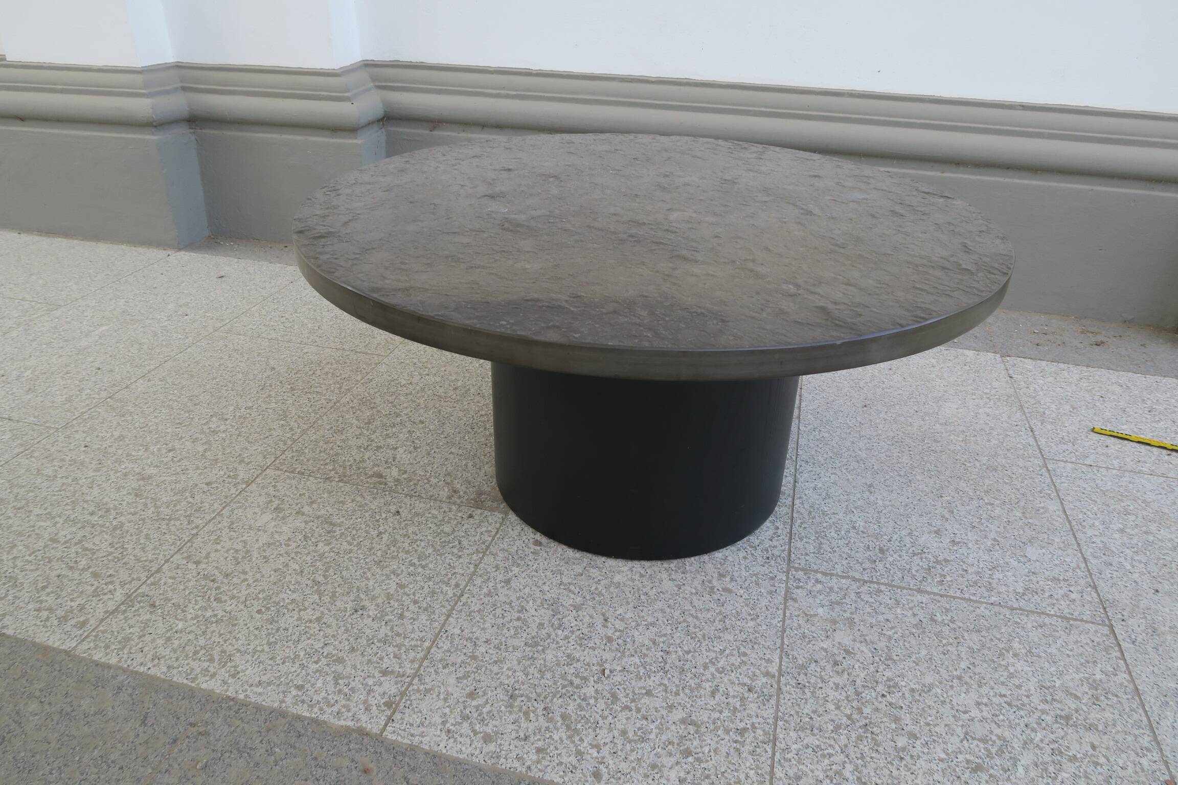 table basse ronde avec plateau en ardoise noire par draenert studios
