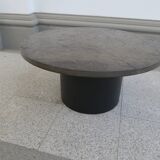 table basse ronde avec plateau en ardoise noire par draenert studios