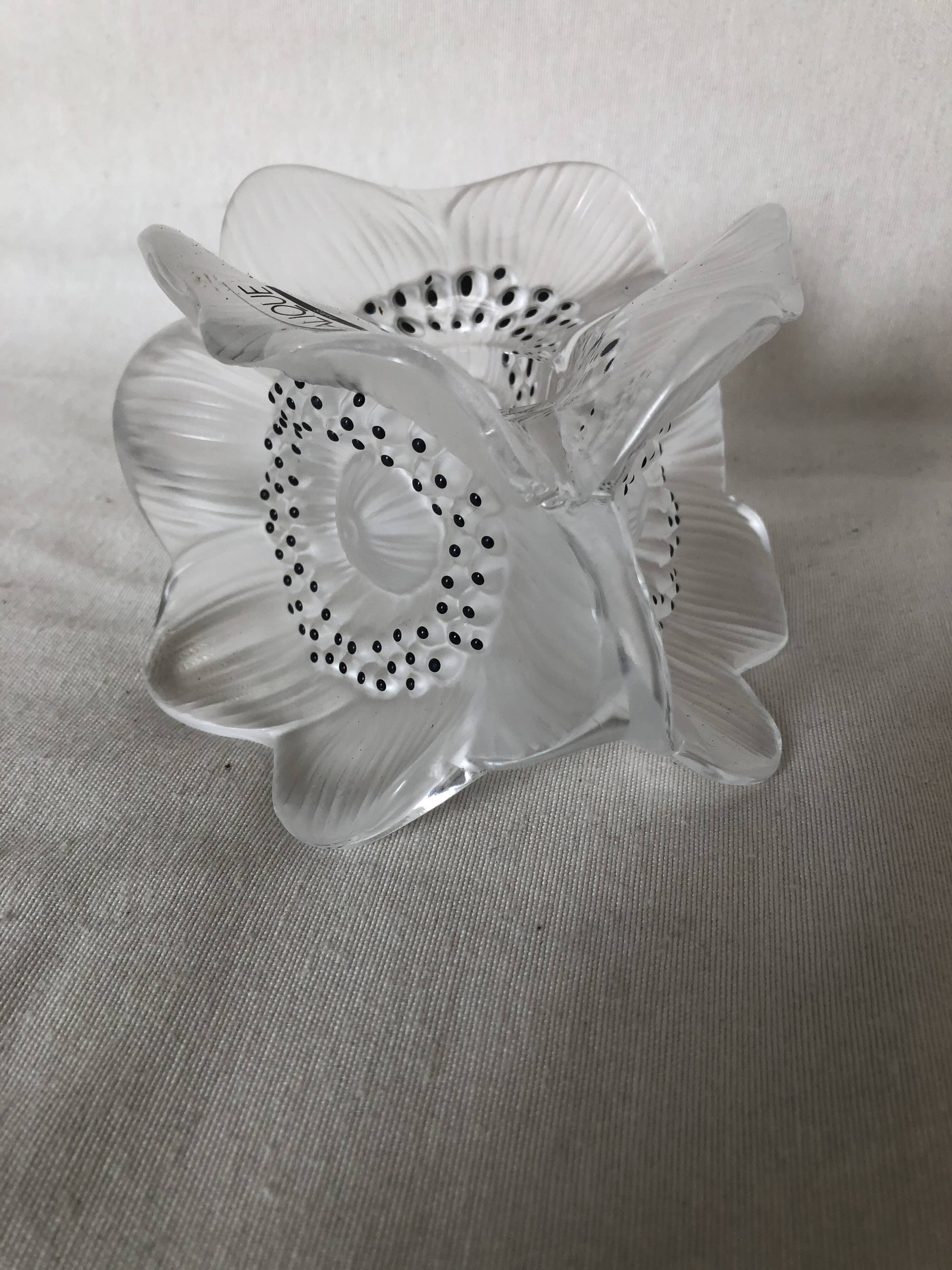 Crystal candlestick LALIQUE, three anemone flowers