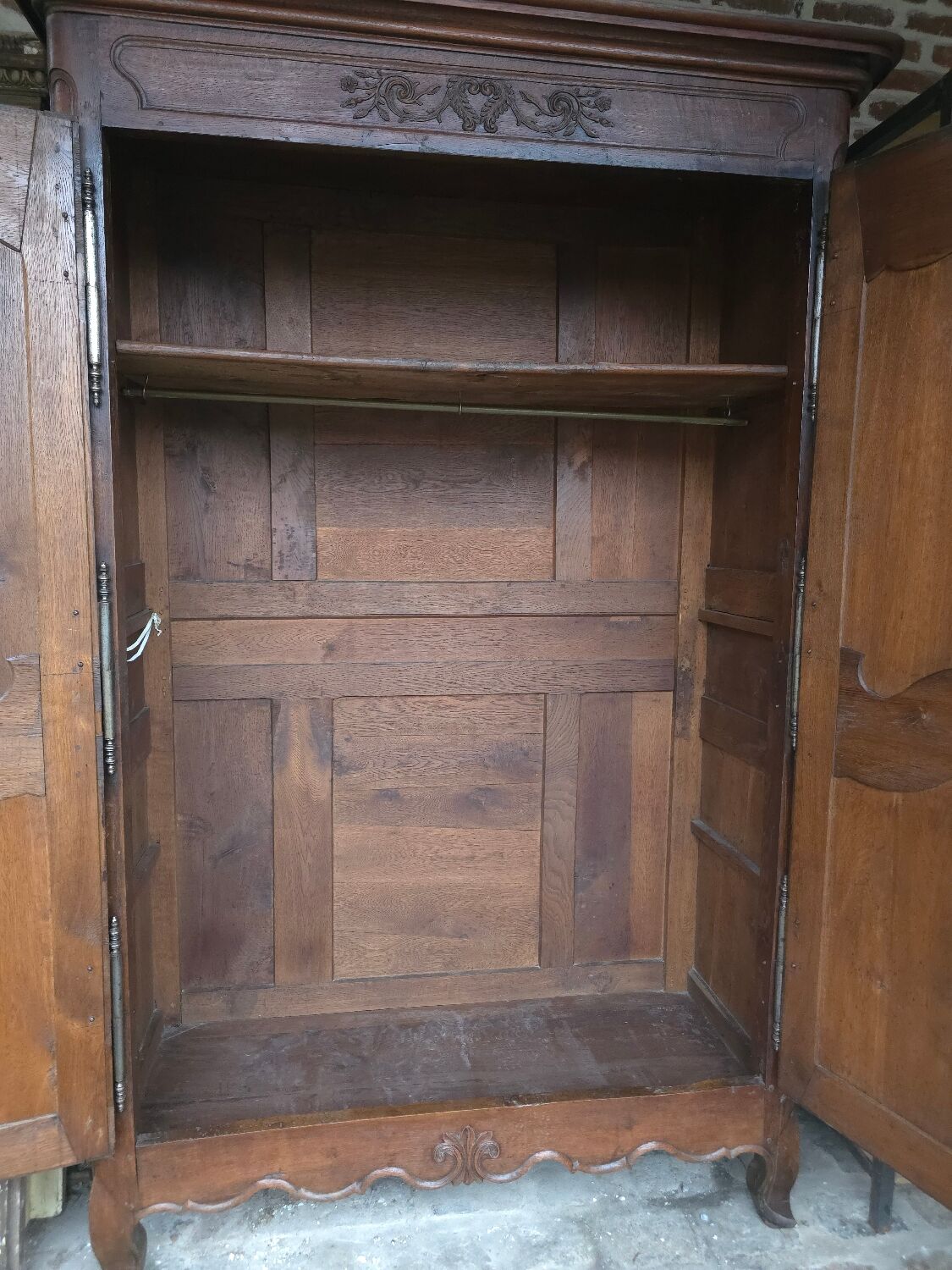 Moulded oak wardrobe from the 18th century.