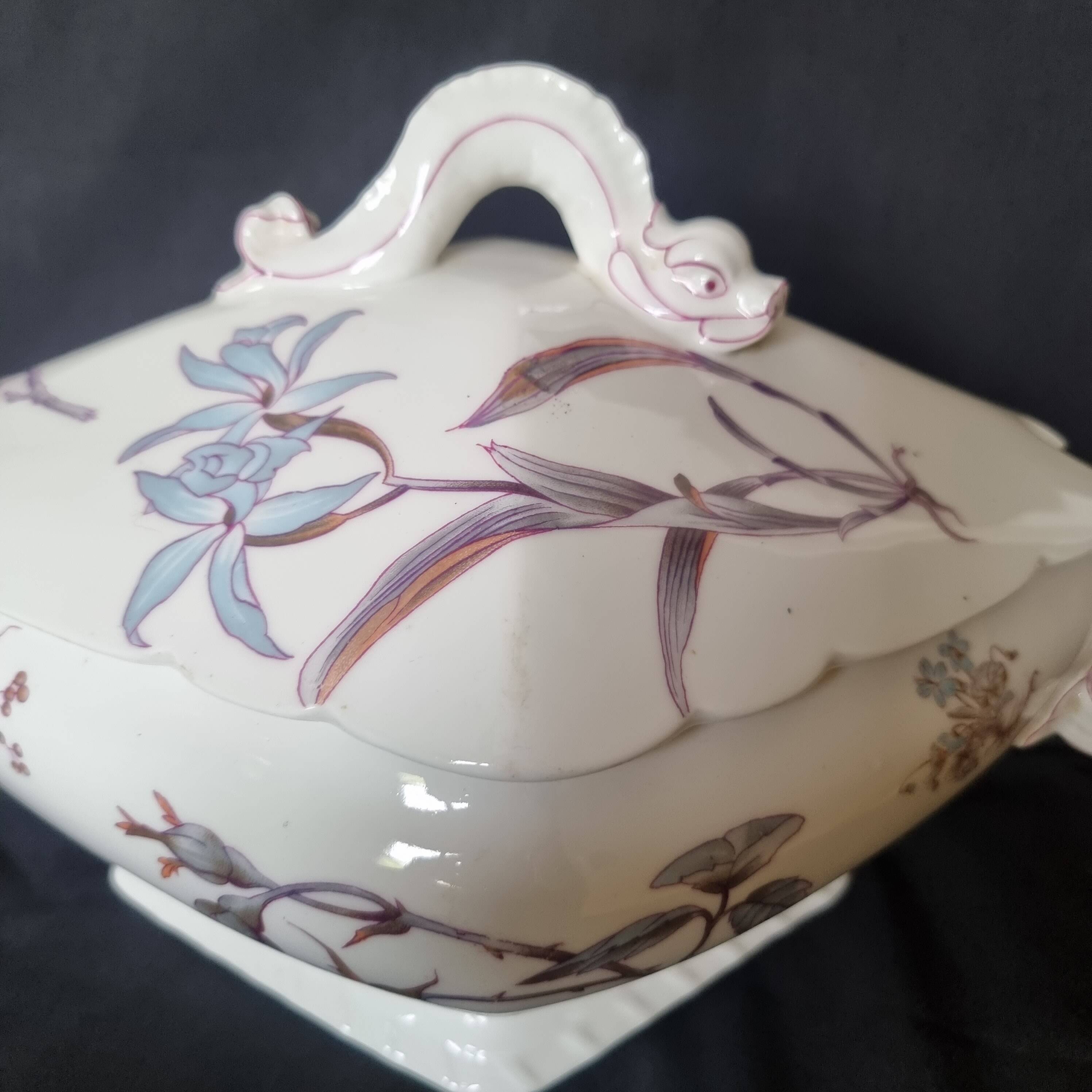 Antique porcelain tureen "Vieux Paris", 19th century, with shaped handles