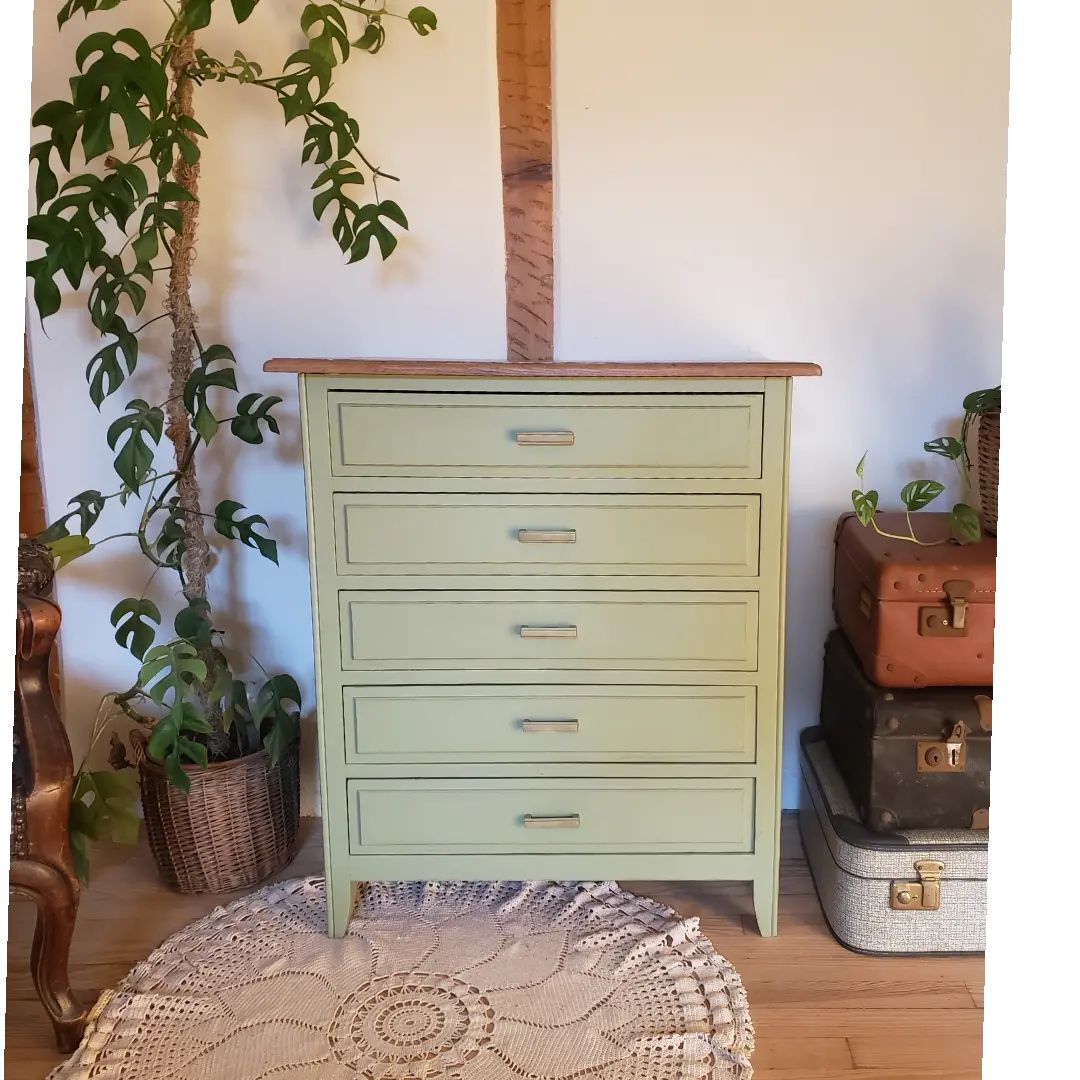 Chest of drawers in linden green