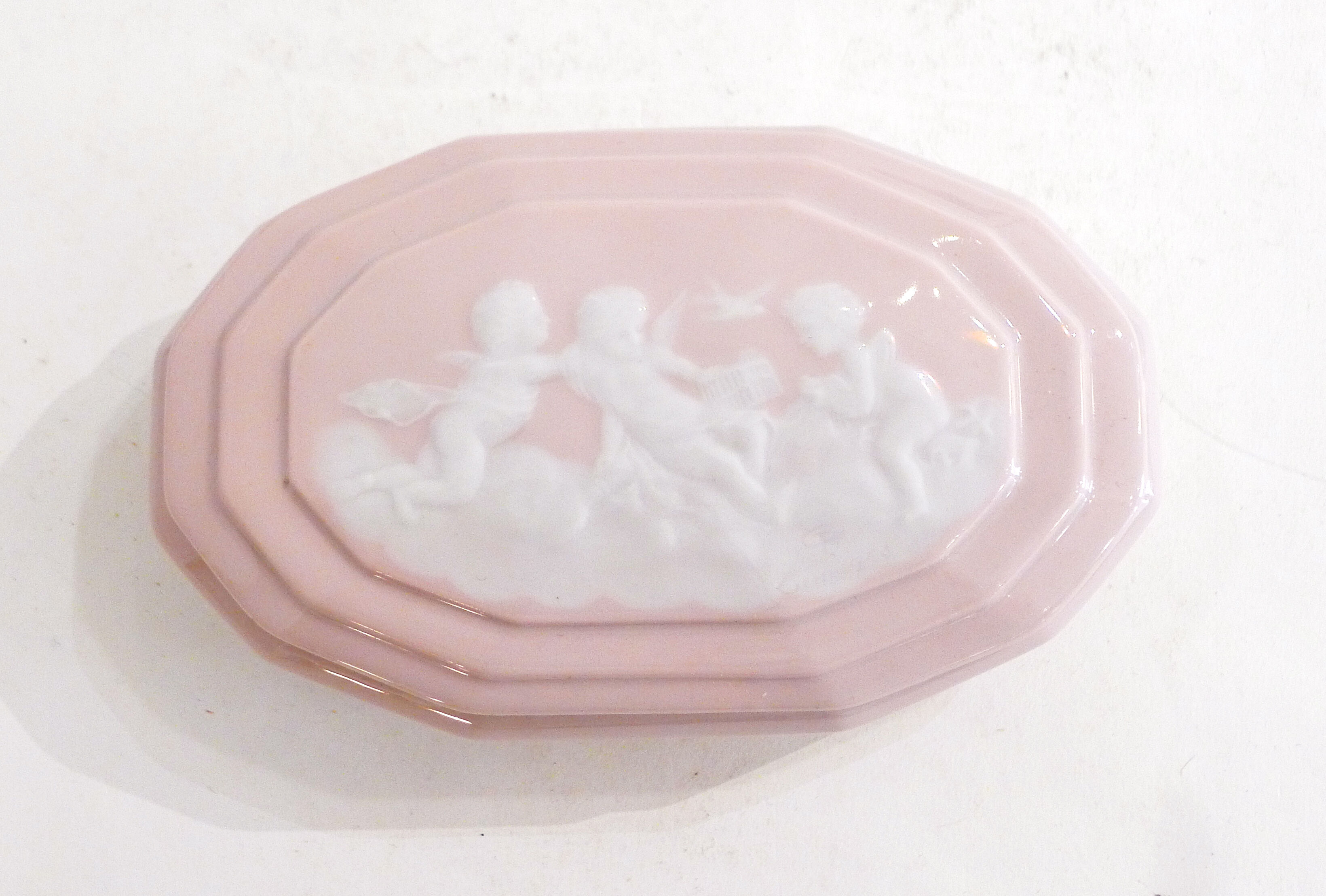 Pink porcelain box cameo décor