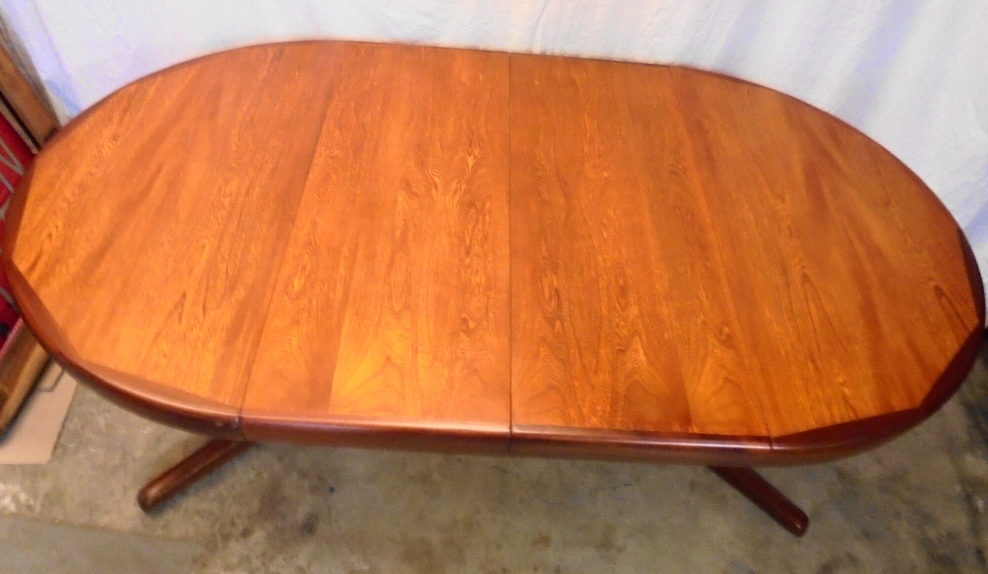 Round dining table with 2 70s extensions