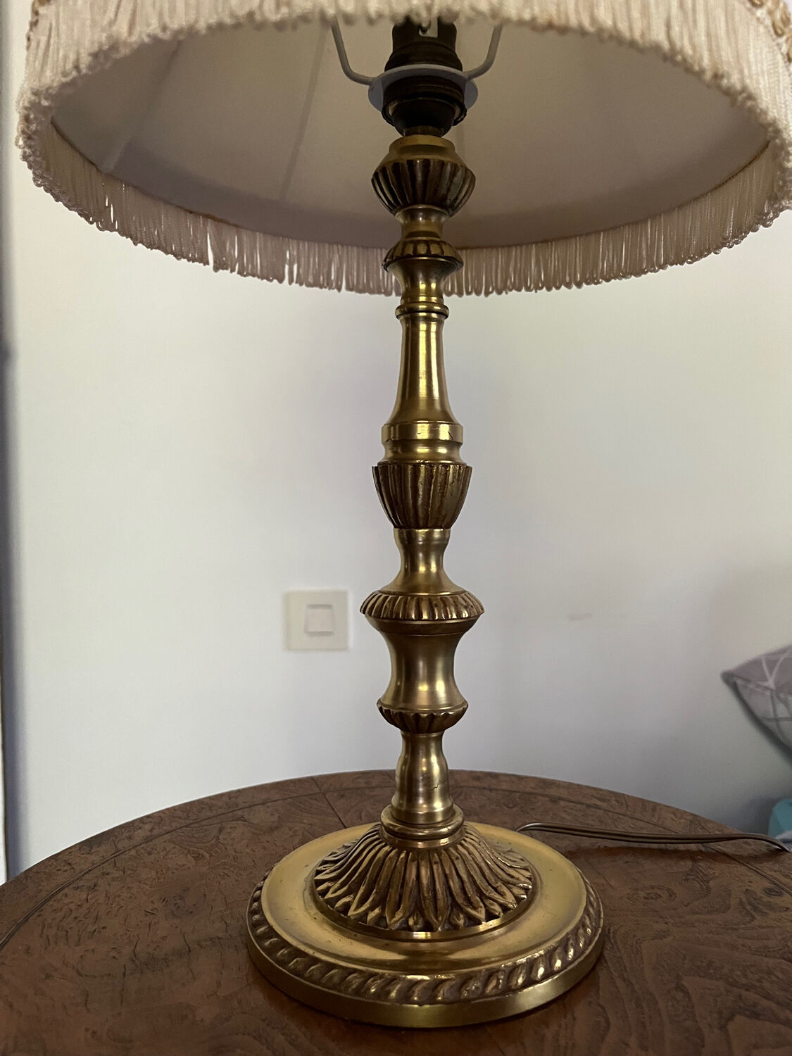 Bronze foot bedside lamp