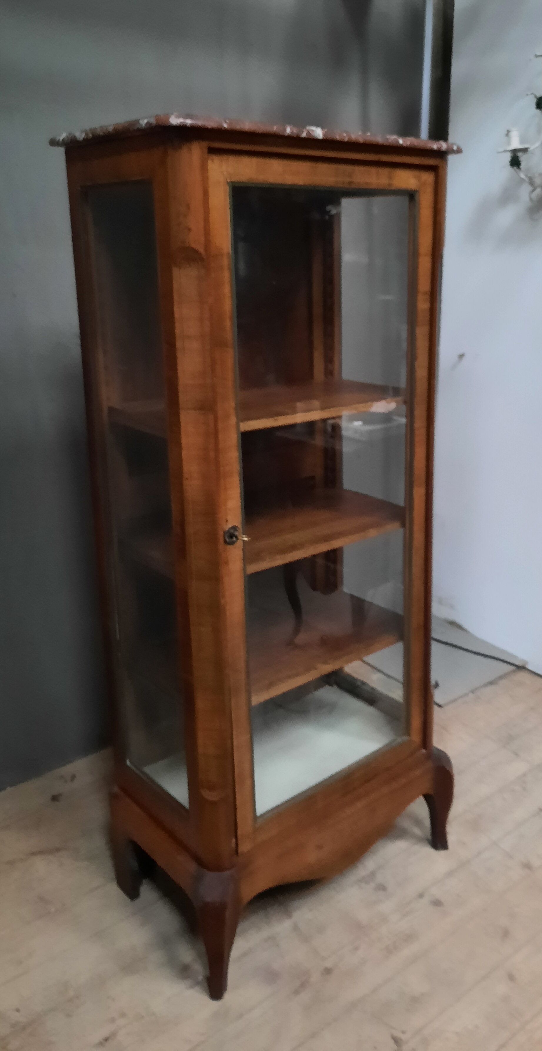 Vitrine en plaquage style Louis XV
