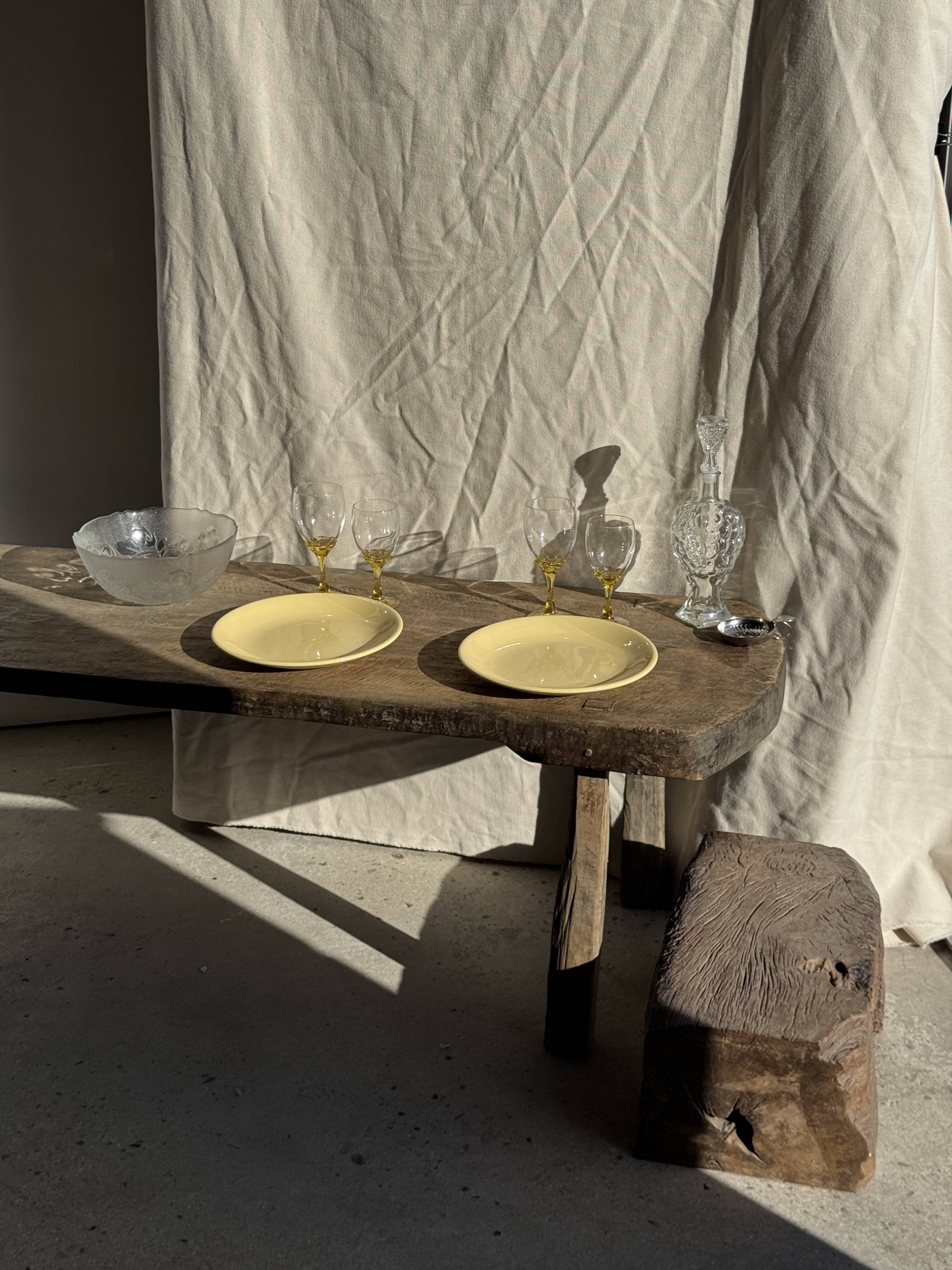 Set of 6 vintage yellow stemmed glasses: consisting of 4 large and 2 small.