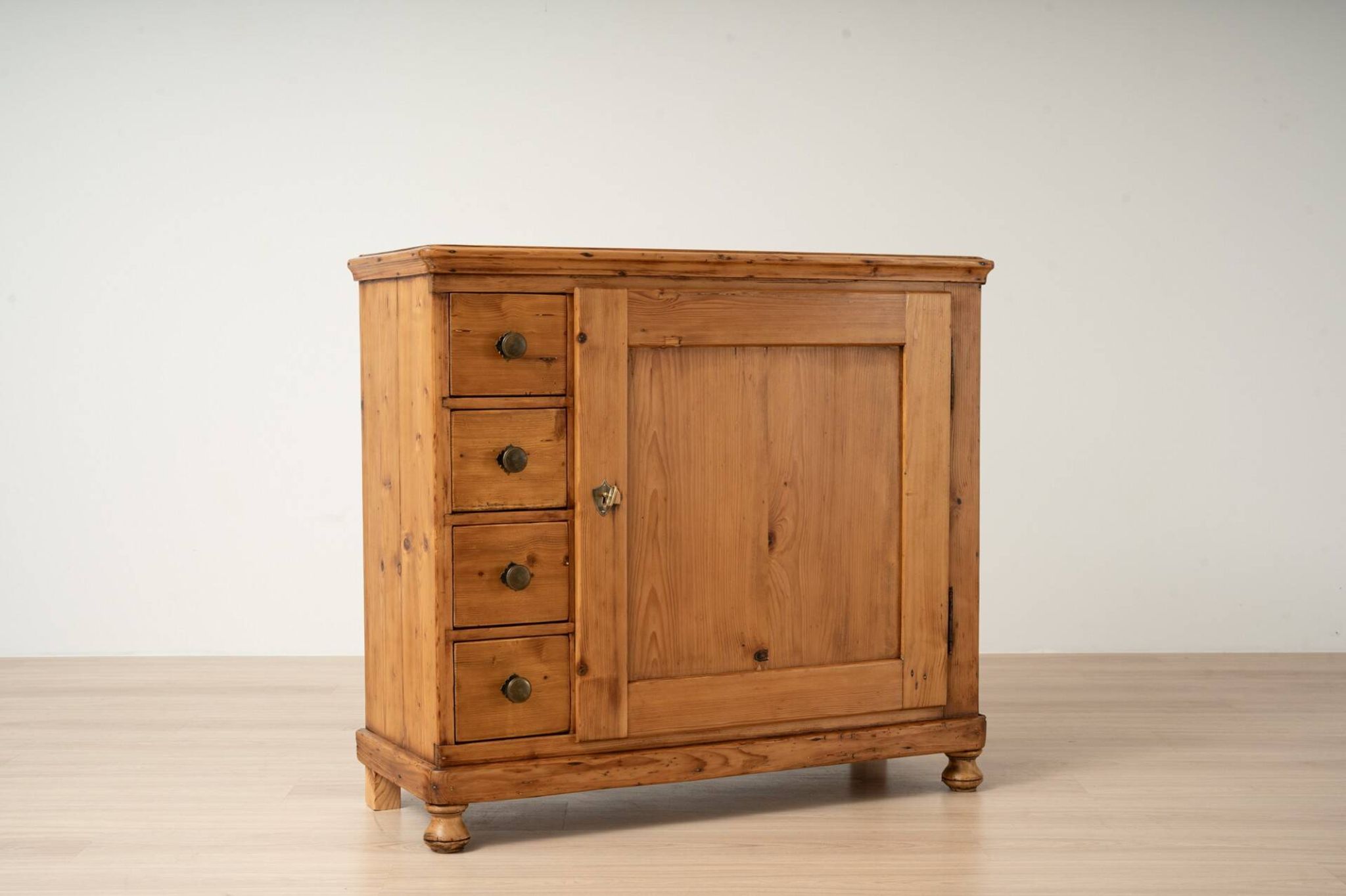 Cabinet Biedermeier en pin ancien avec 4 tiroirs