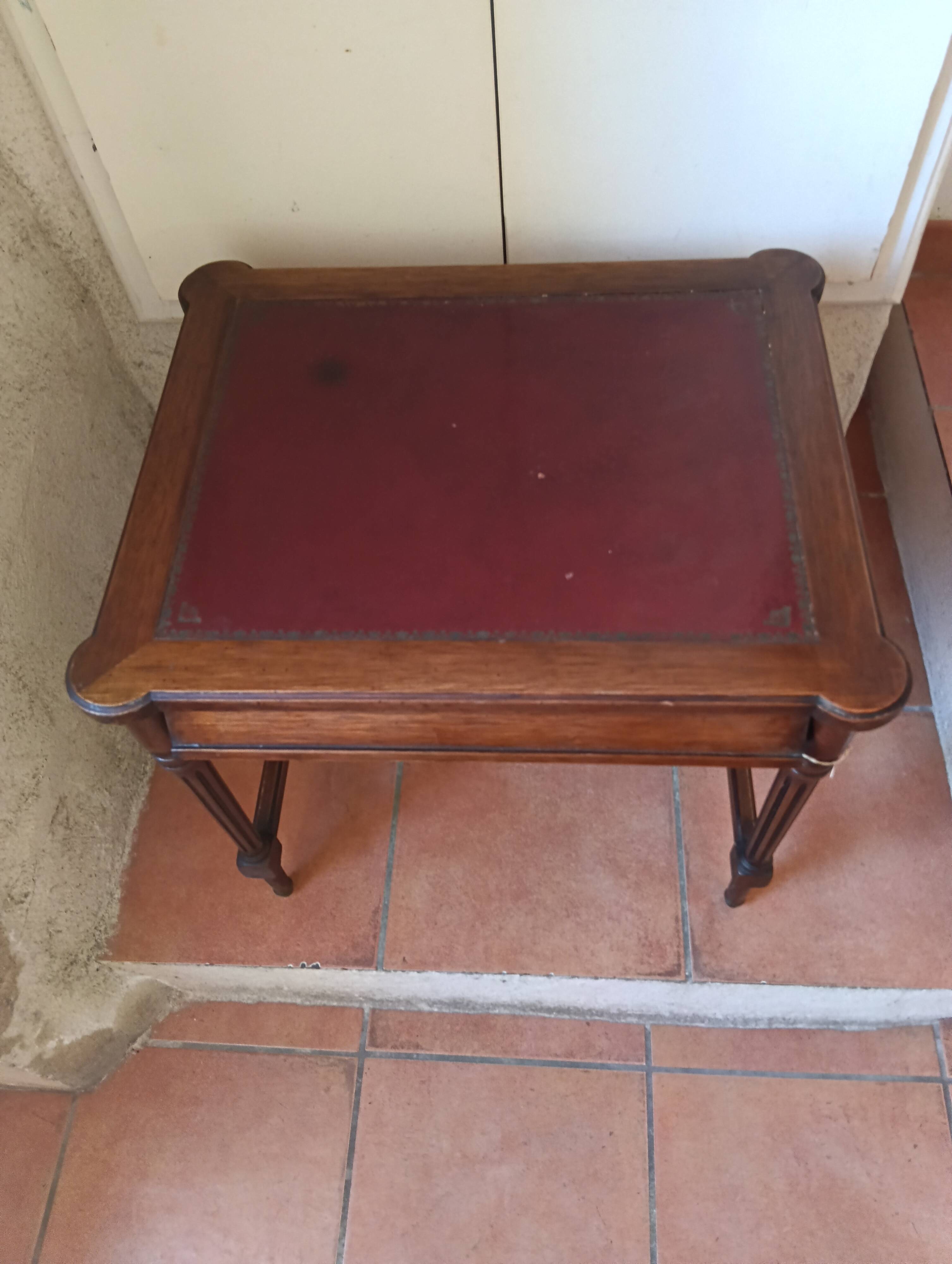 Nesting table set