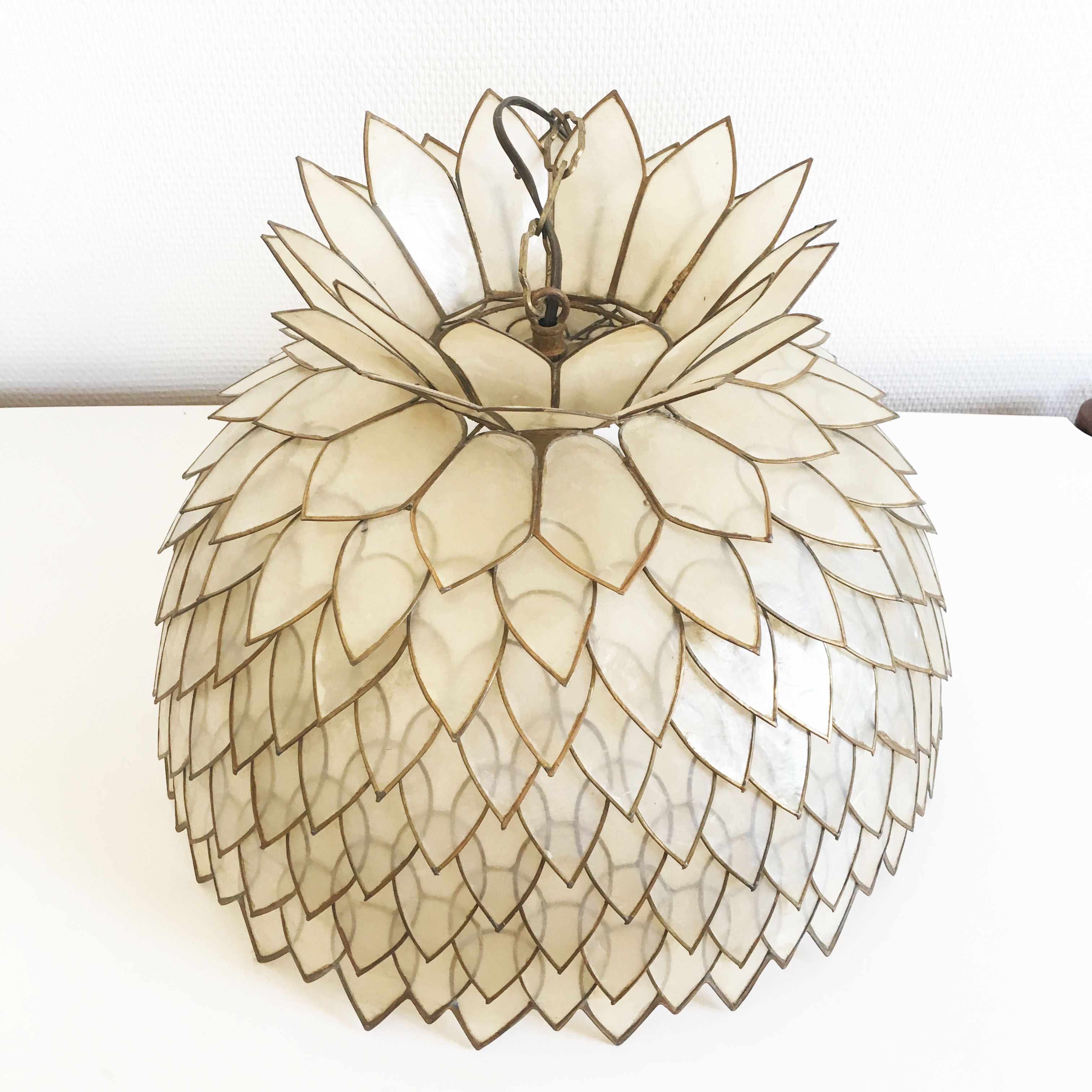 Petal hanging of mother-of-Pearl and brass