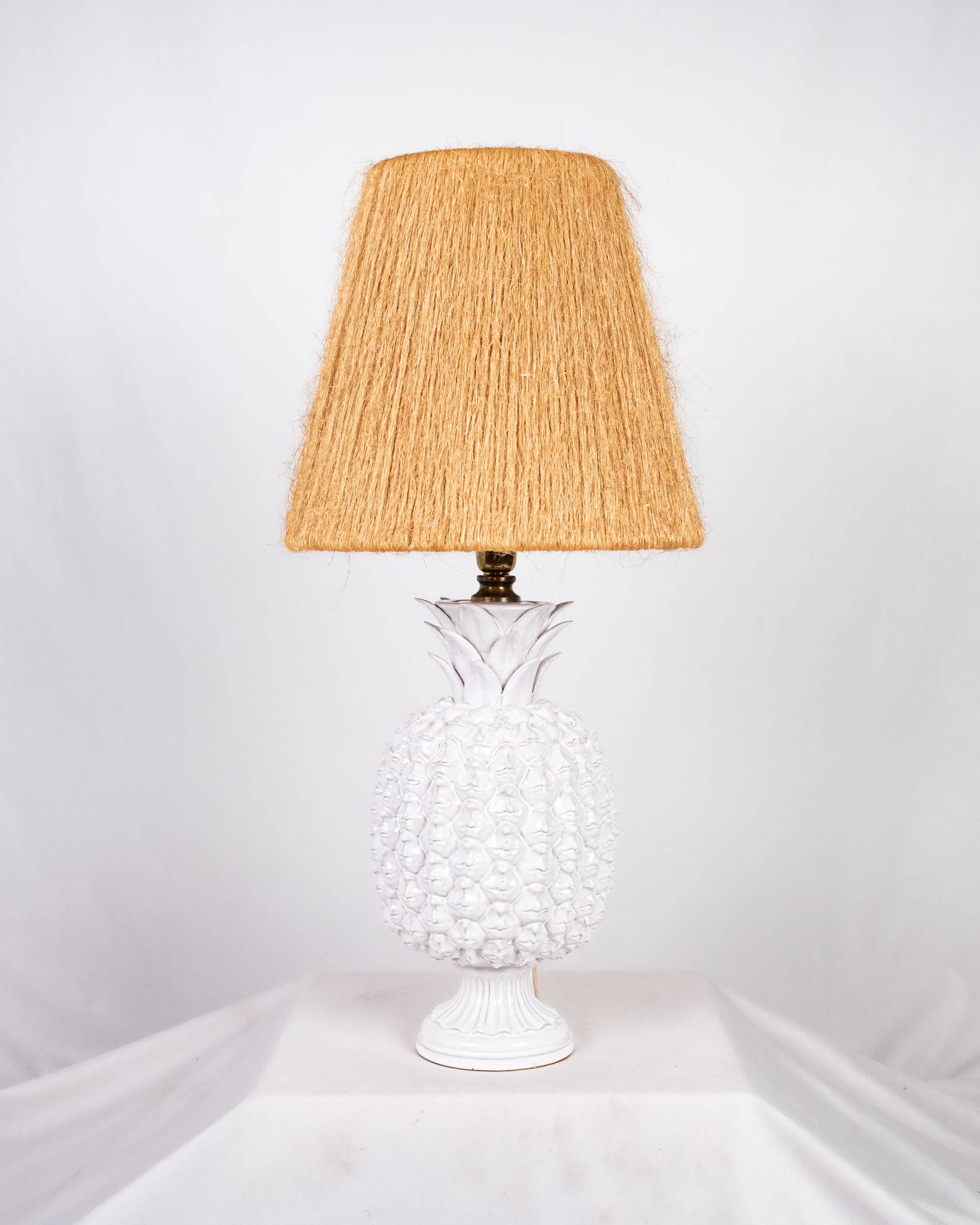 Grande lampe ananas en céramique et fibres naturelles, Italie, 1980s