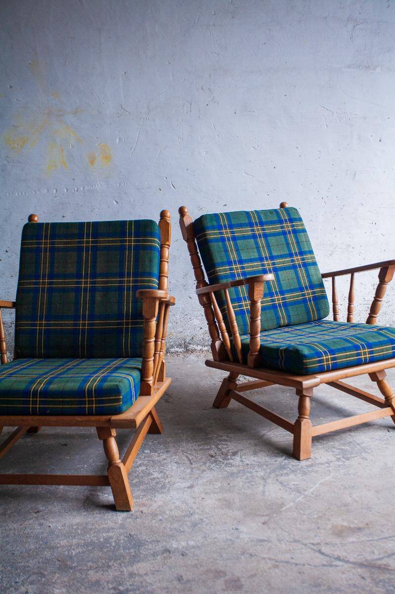 Canapé 3 places en chêne style années 50, avec tissu à carreaux vert-bleu et accoudoirs à fuseaux tournés.