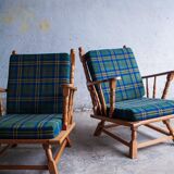Canapé 3 places en chêne style années 50, avec tissu à carreaux vert-bleu et accoudoirs à fuseaux tournés.