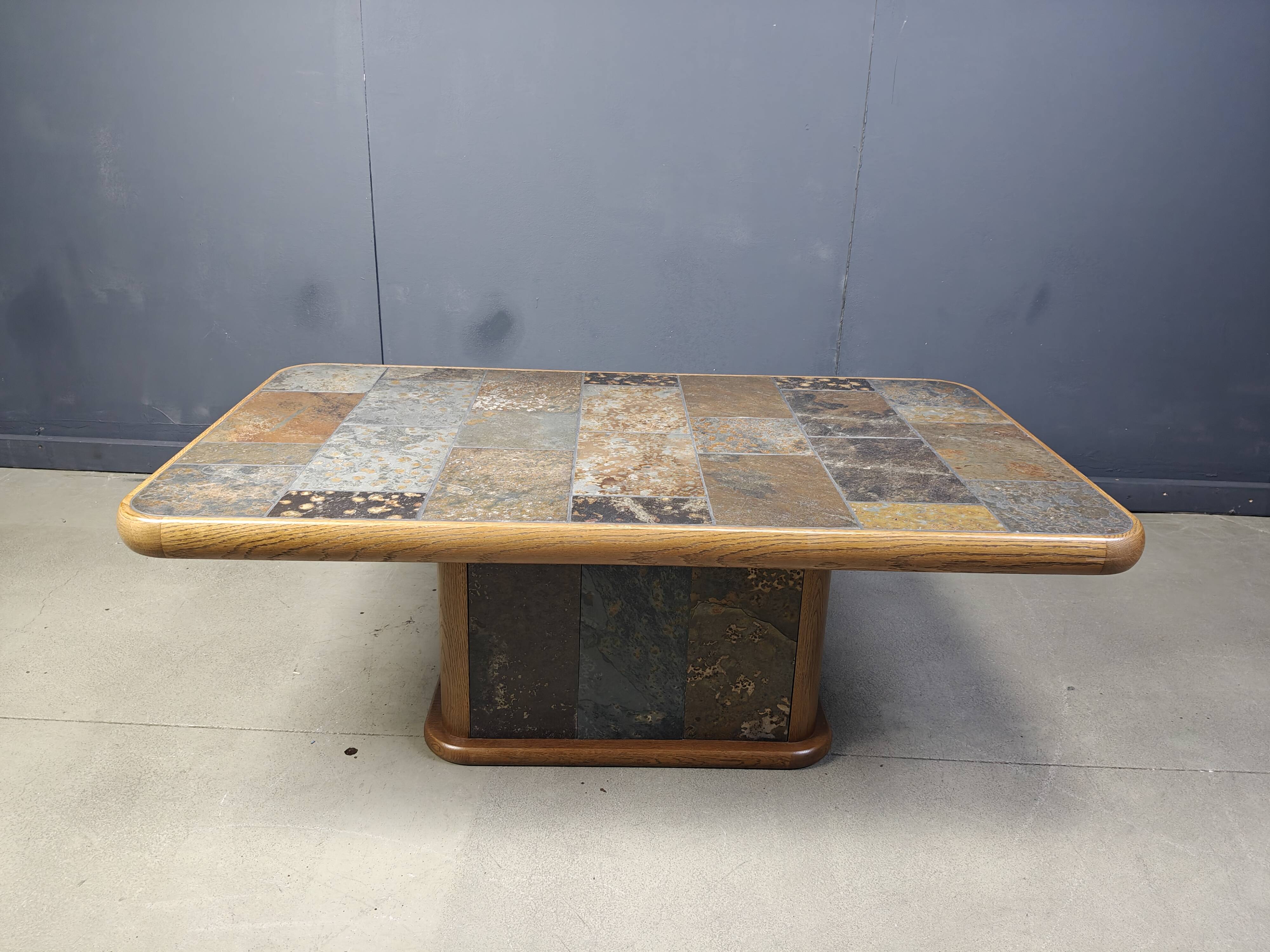 Table basse brutaliste en chêne et pierre, années 1970
