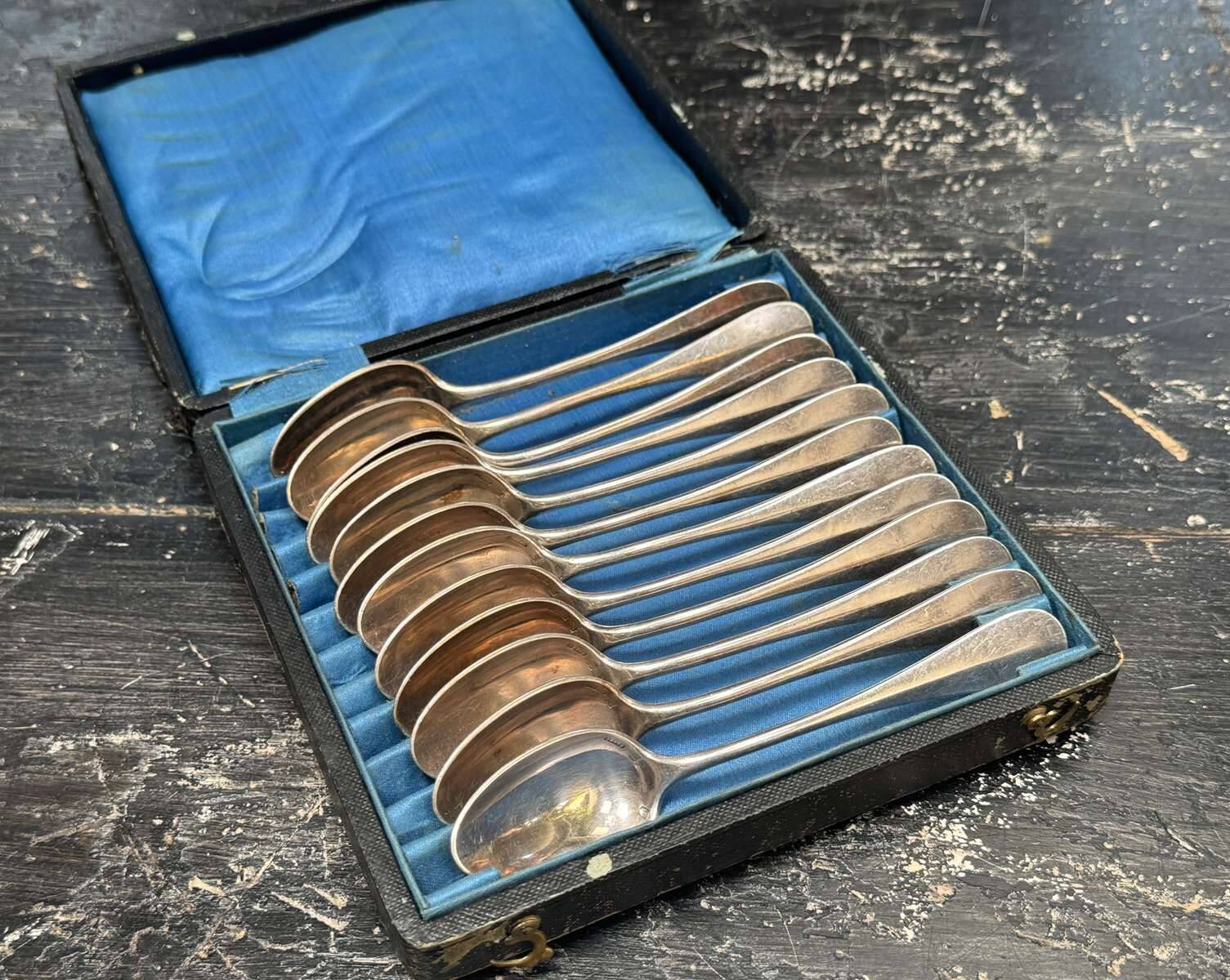 Box of 12 silver-plated dessert spoons in the Old Paris style.