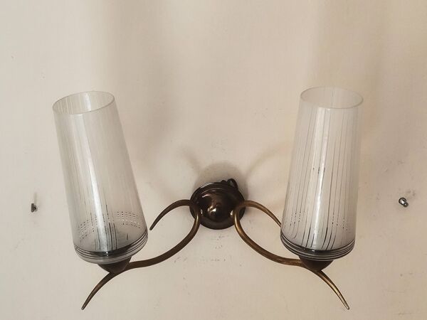 Applique 2 feux  en métal doré et flûtes en verre opaque, 1950-1960