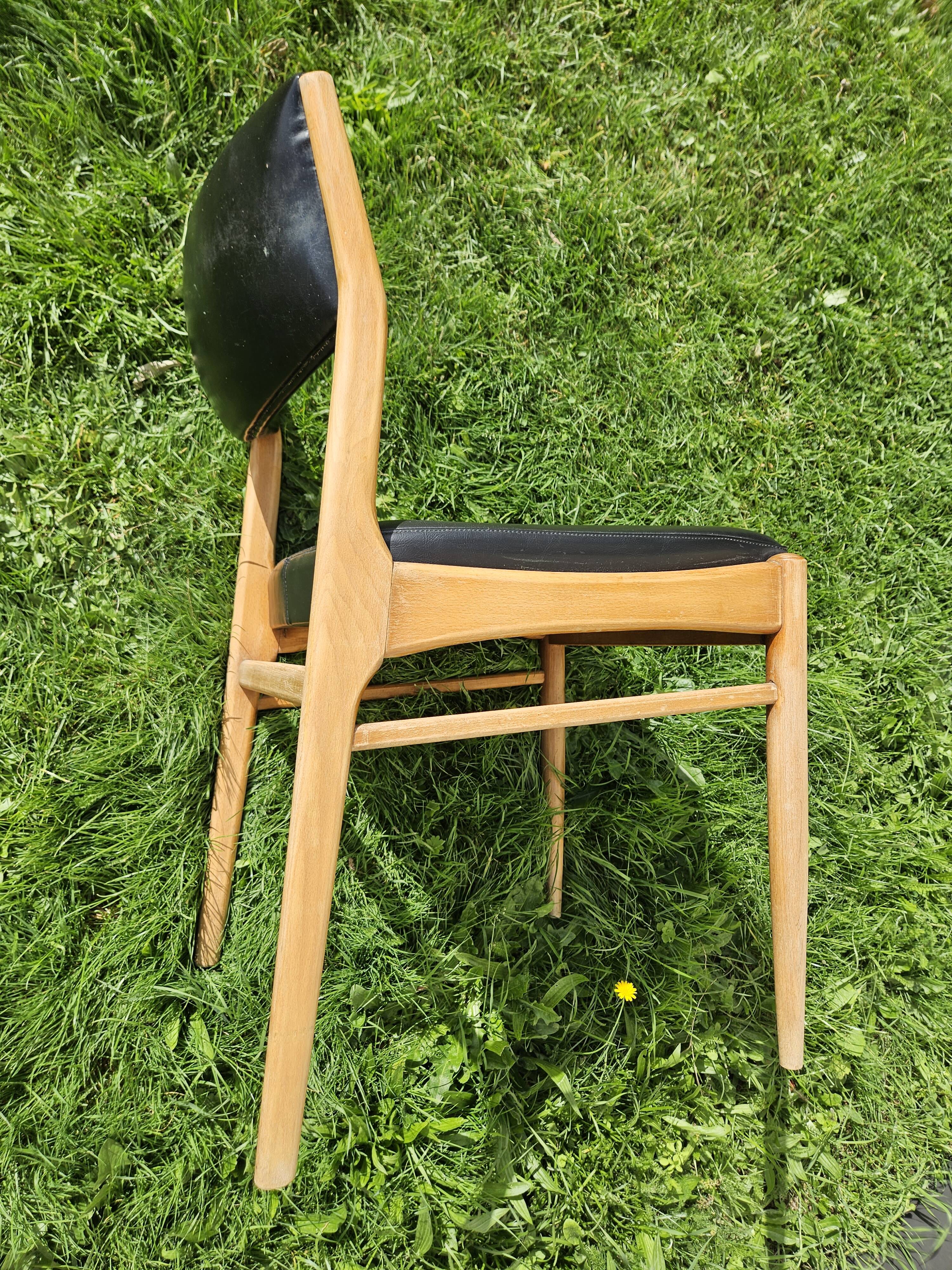 Chaise scandinave assise et dossier similicuir