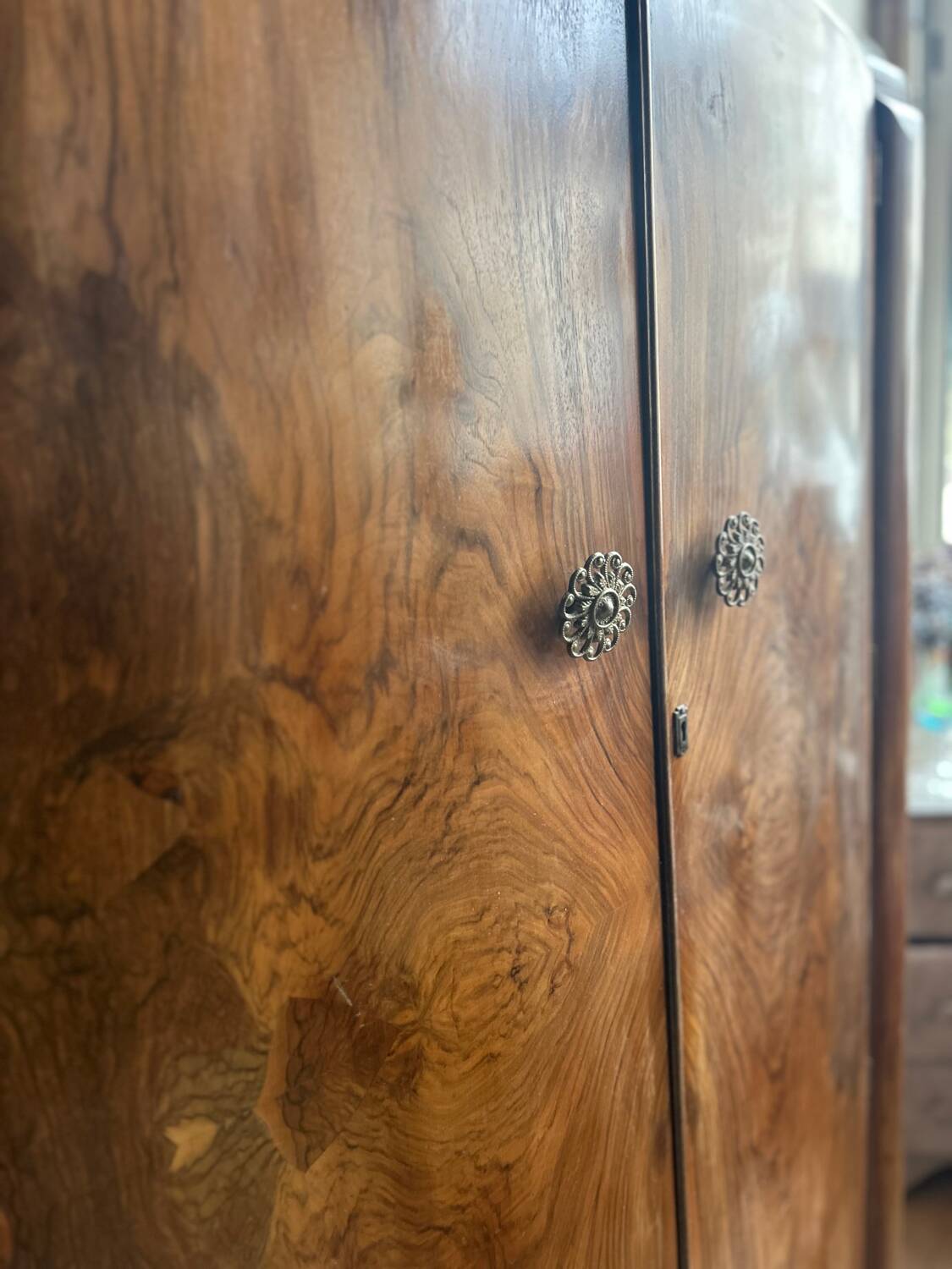 Small English wardrobe from the Art Deco period in walnut veneer - The elegance of rarity