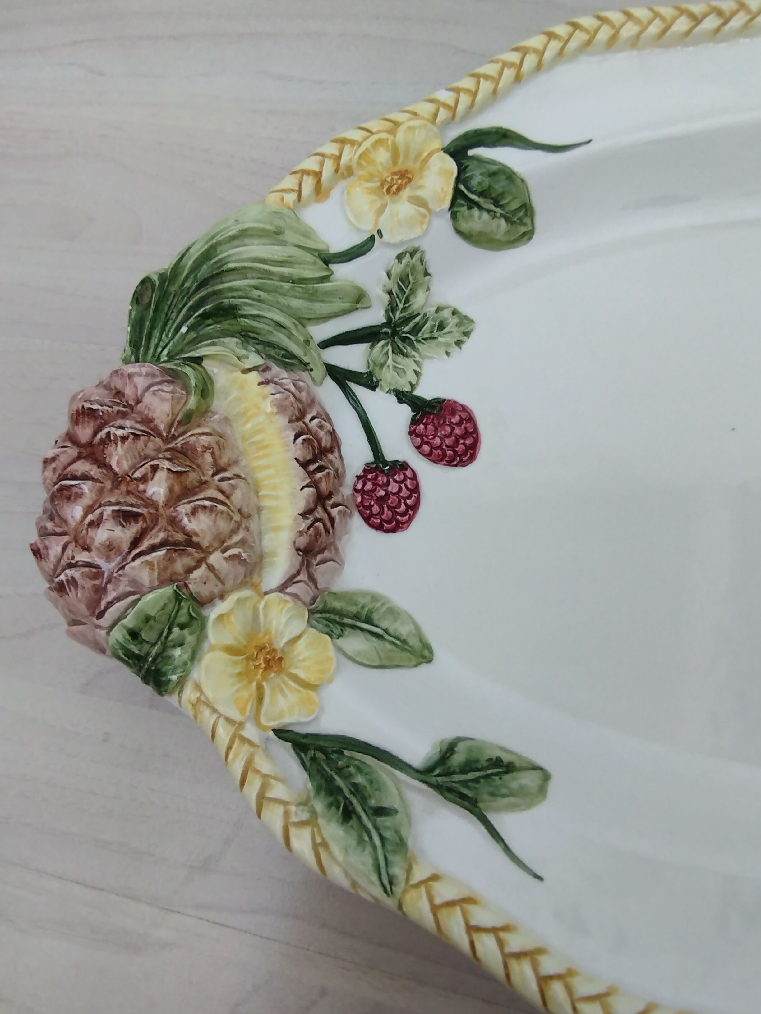 Serving dish in slip
