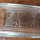 Ancien beurrier en verre avec motif de vache