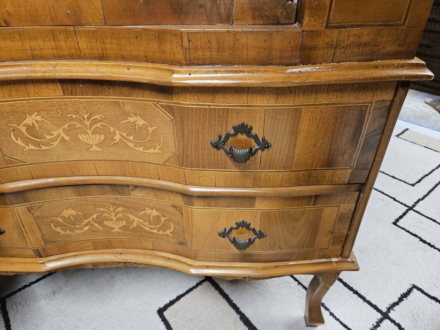Scrétaire commode galbé marqueté