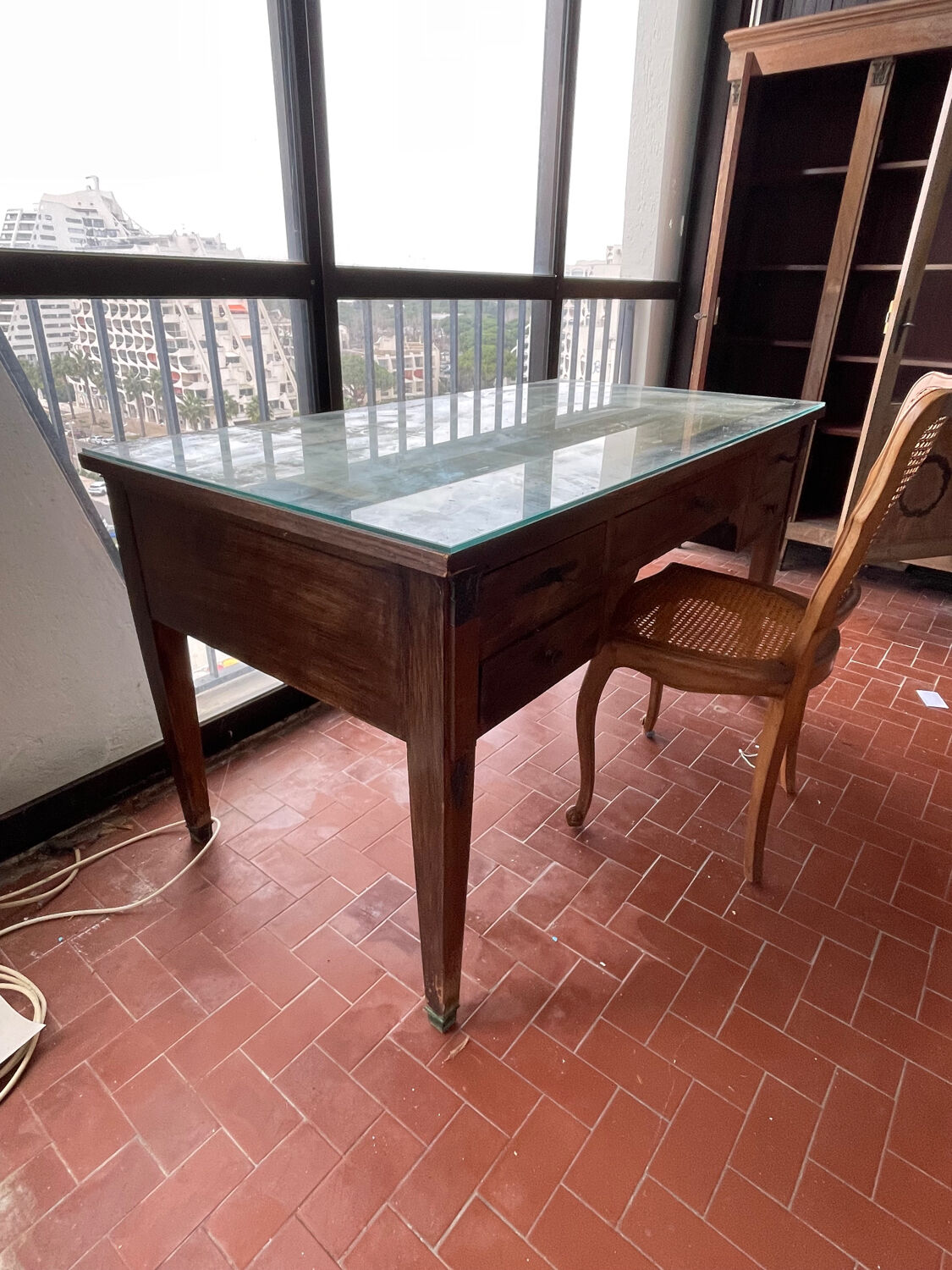 Double-sided administrative desk in oak.