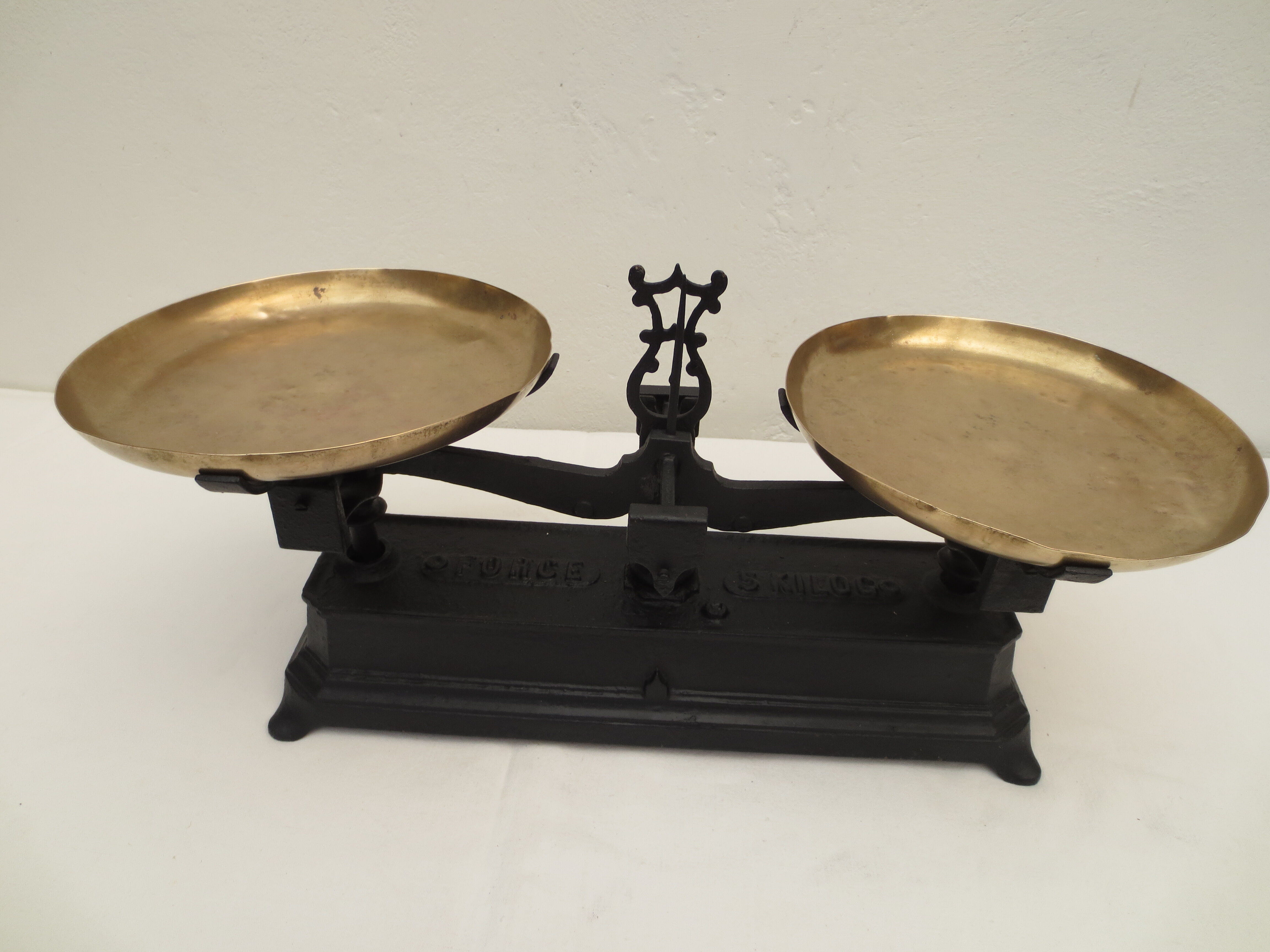 Old complete roberval balance in black cast iron with fine lines (force 5 kg)