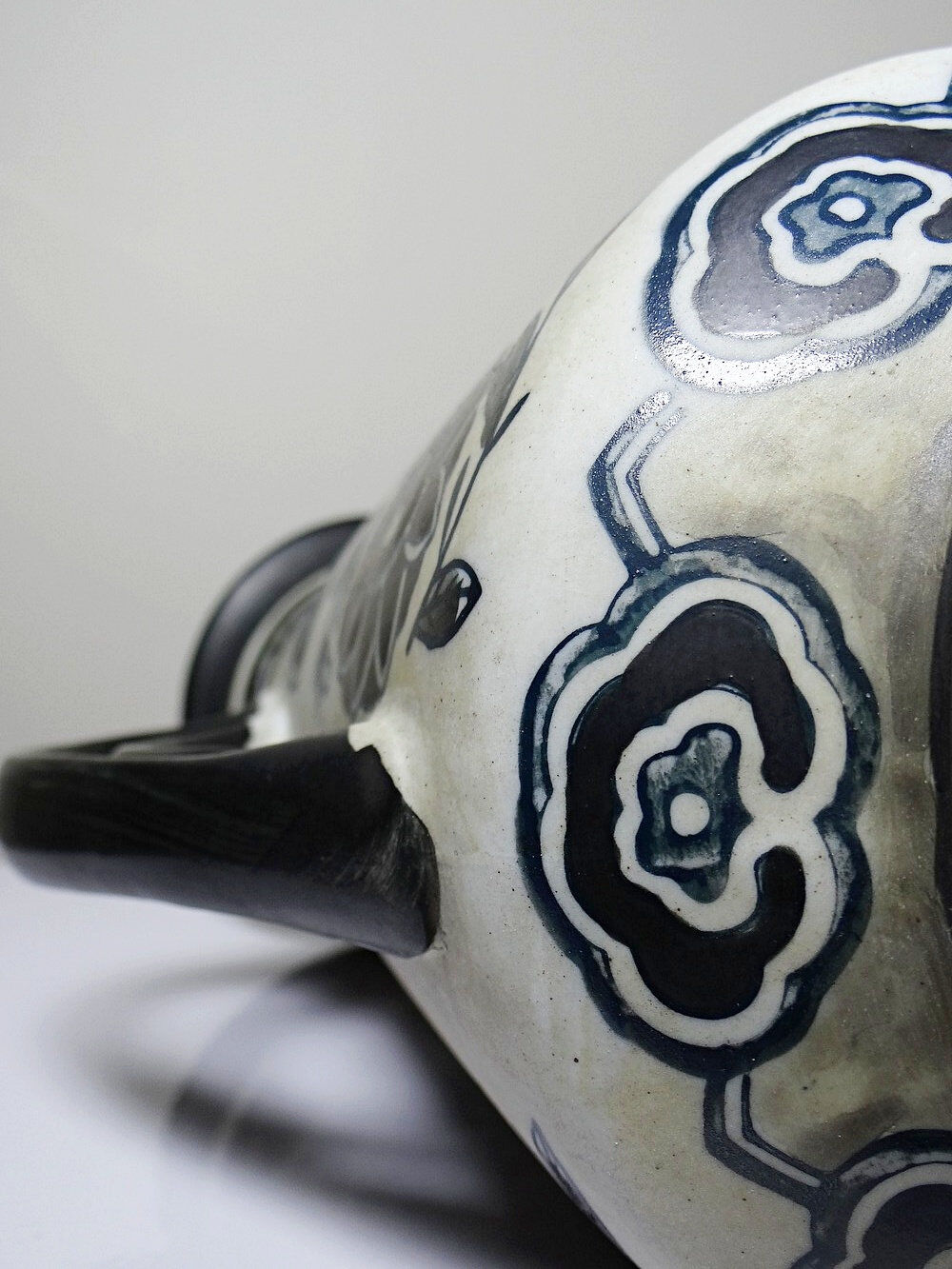 Antique Art Deco vase from 1920-40 in fine stoneware, Art Nouveau style with chinoiserie decoration.