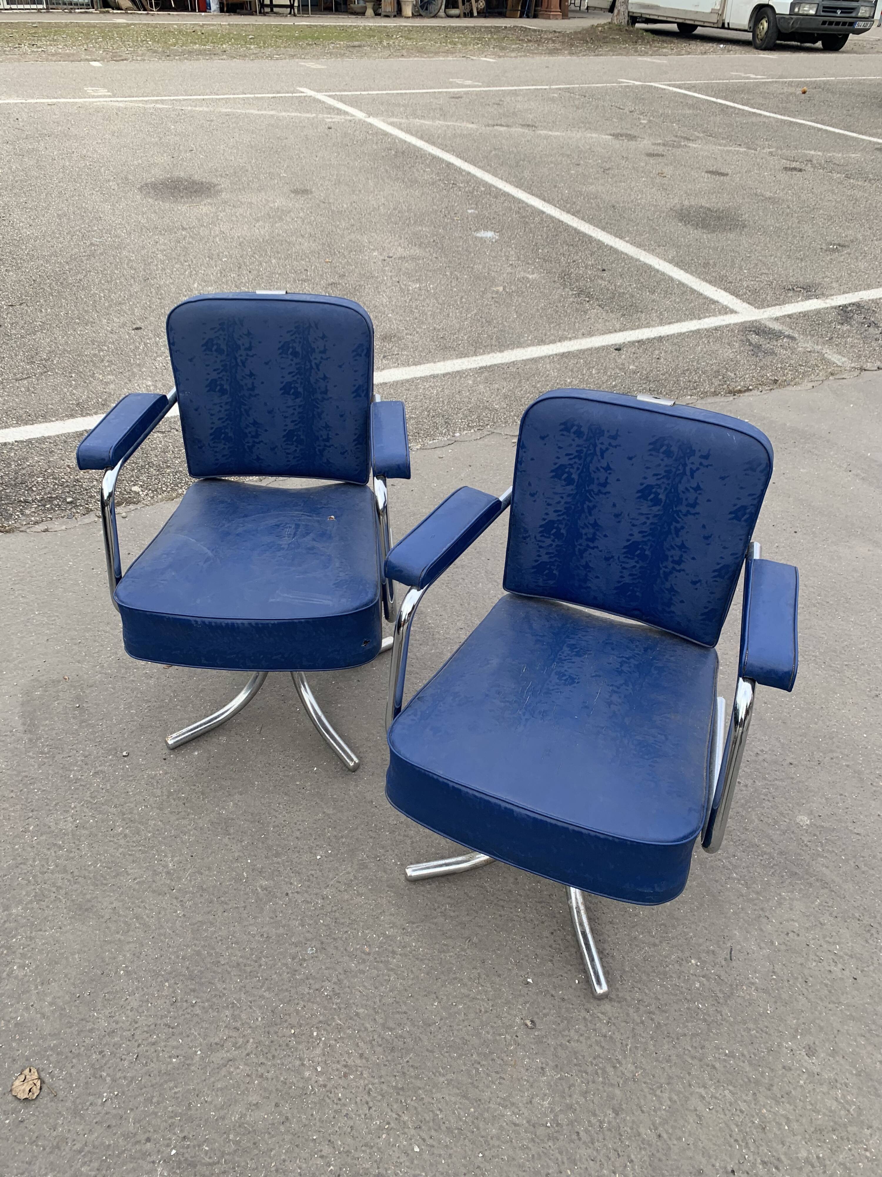 Set of 2 hairdresser's chairs
