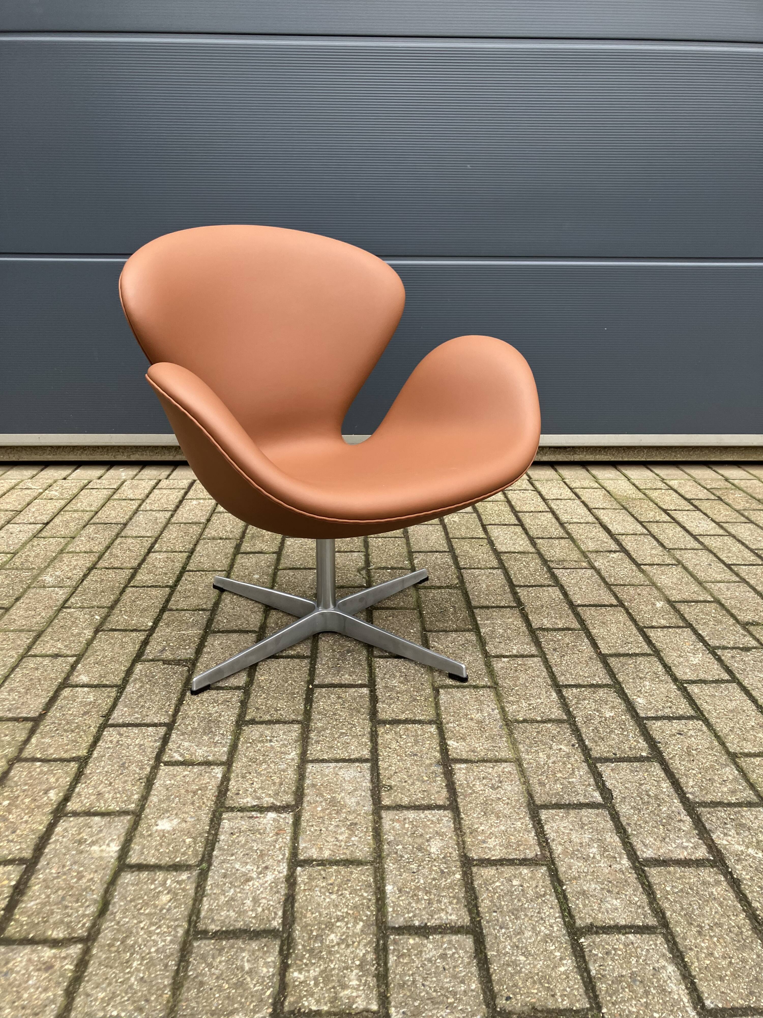 Fritz Hansen Swan chair by Arne Jacobsen in Cognac leather, NEW condition!!