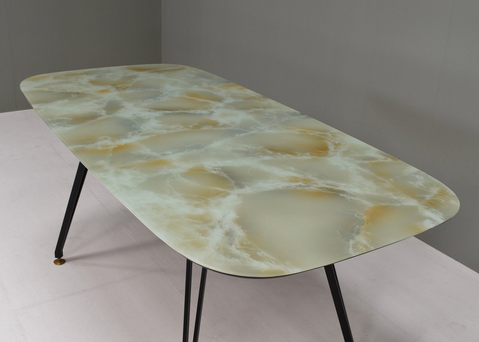 Table à manger italienne avec base en métal et plateau en verre et laiton, années 1950.
