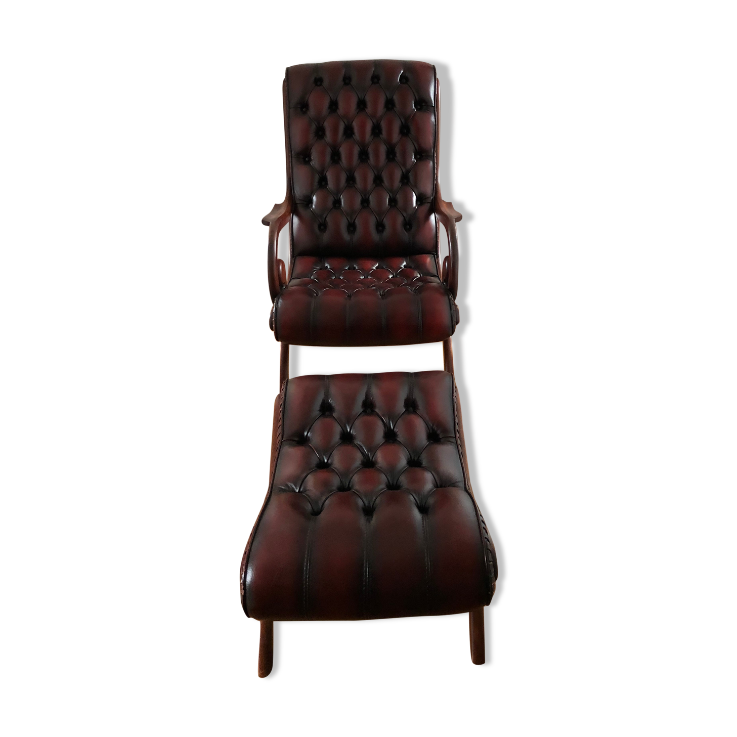 Fauteuil chesterfield et son repose pieds