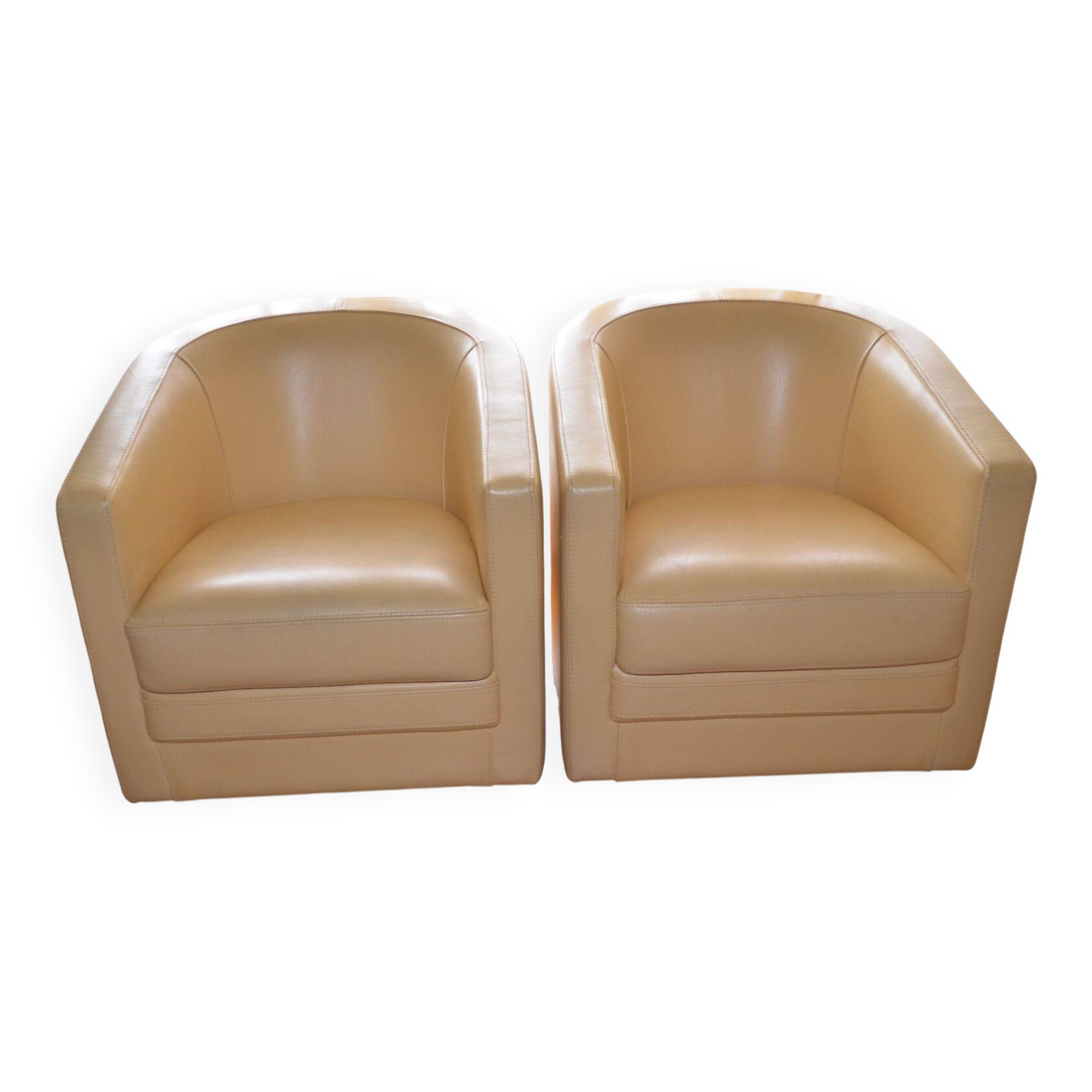 Deux fauteuils en cuir de Bournas