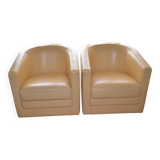 Deux fauteuils en cuir de Bournas