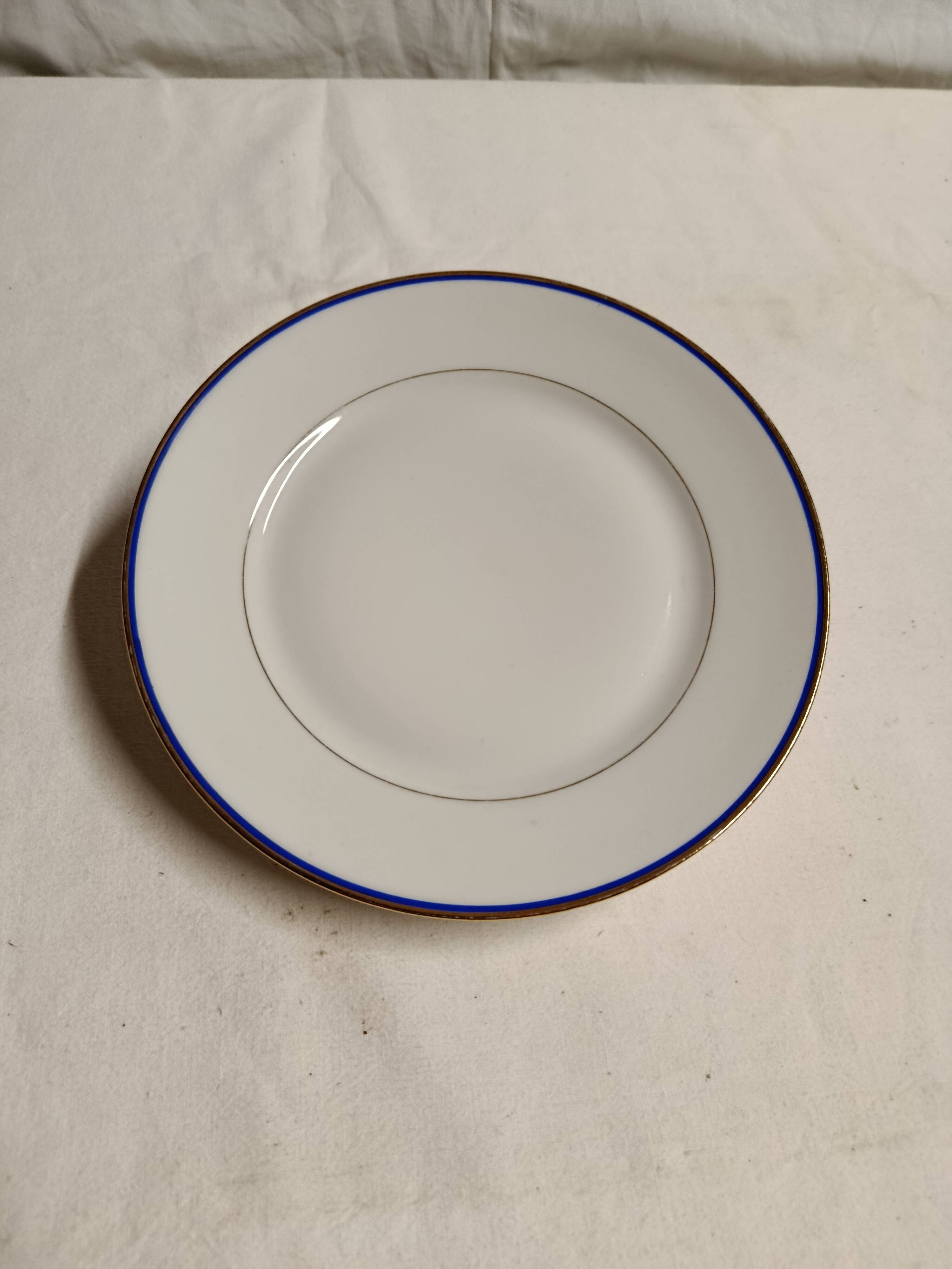 15 assiettes en porcelaine de Limoges