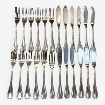Lot de 12 couteaux et 12 fourchettes à poisson en métal argenté de la maison Christofle modèle Ruban